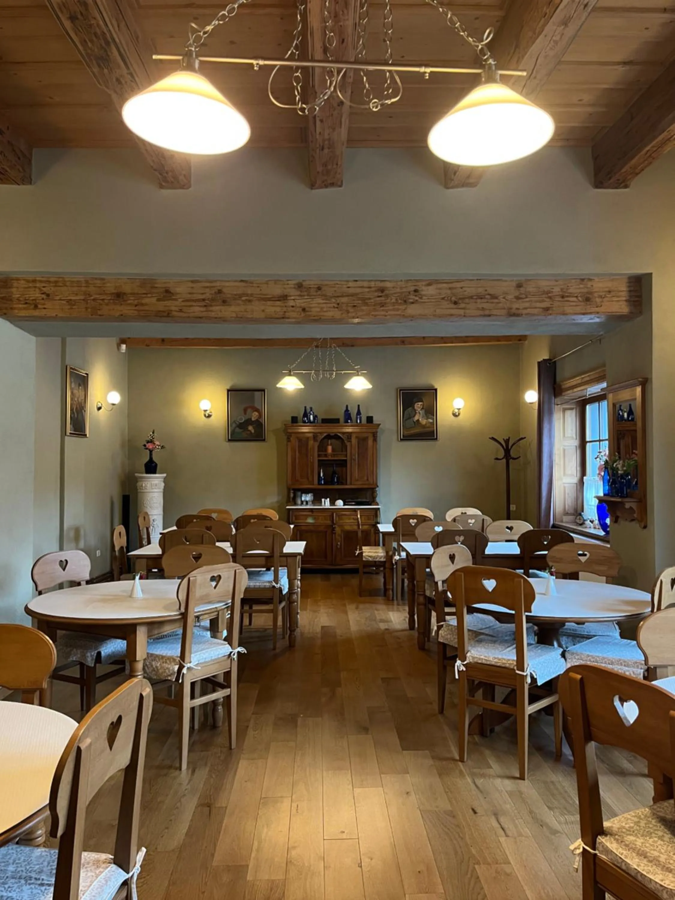 Restaurant/places to eat in Pensiunea Tohanu Vechi