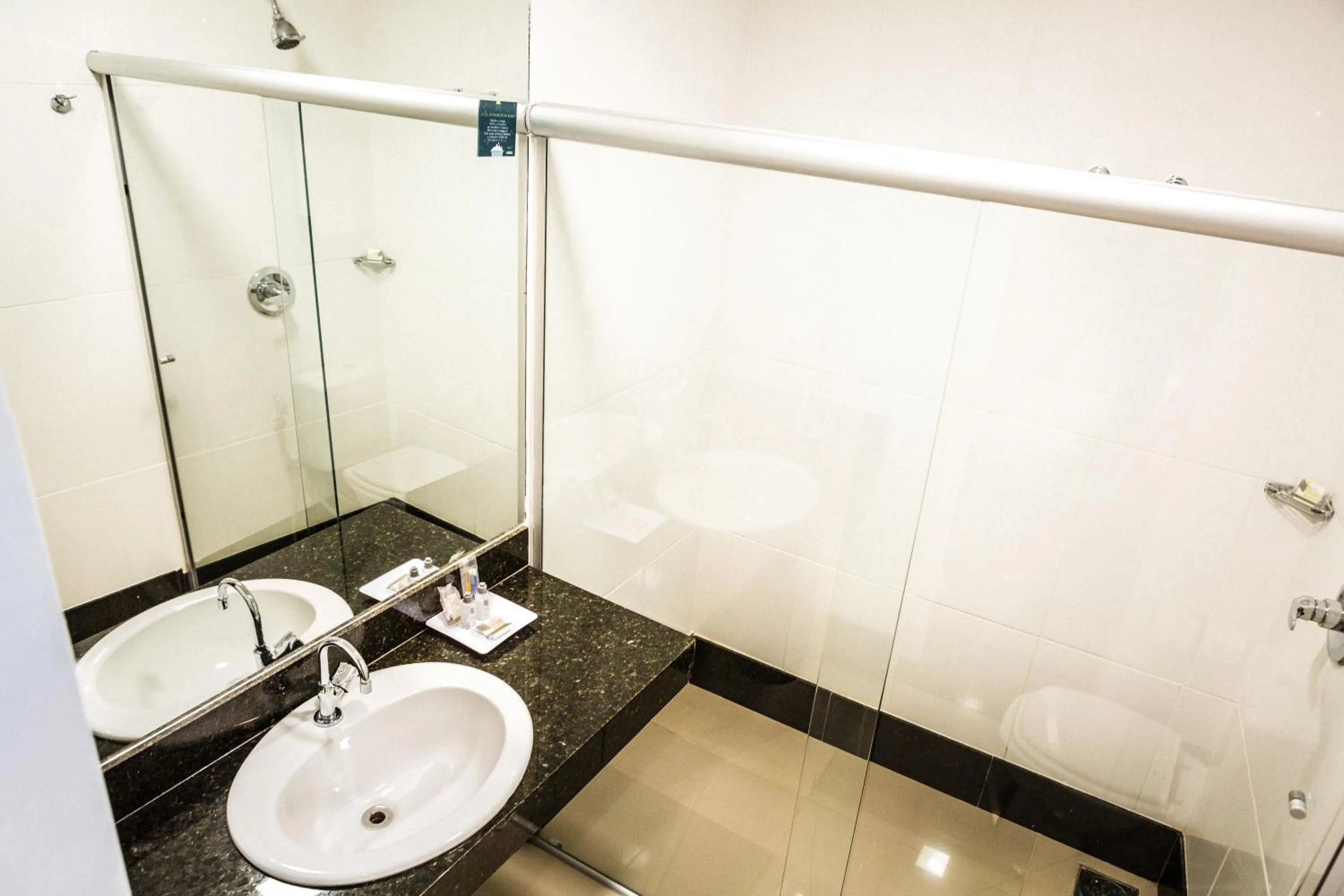 Bathroom in San Diego Suítes Governador Valadares