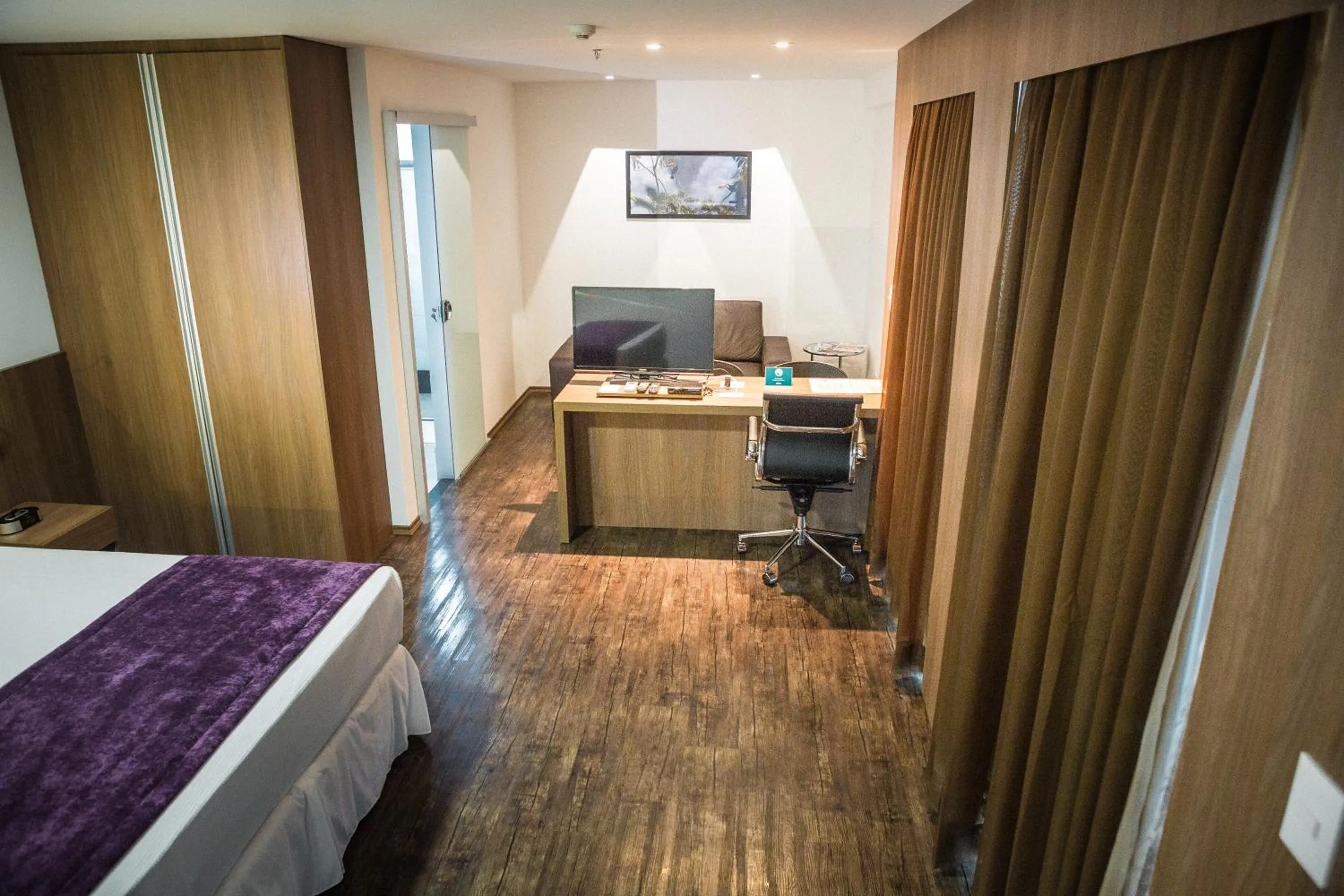 Photo of the whole room, Bed in San Diego Suítes Governador Valadares