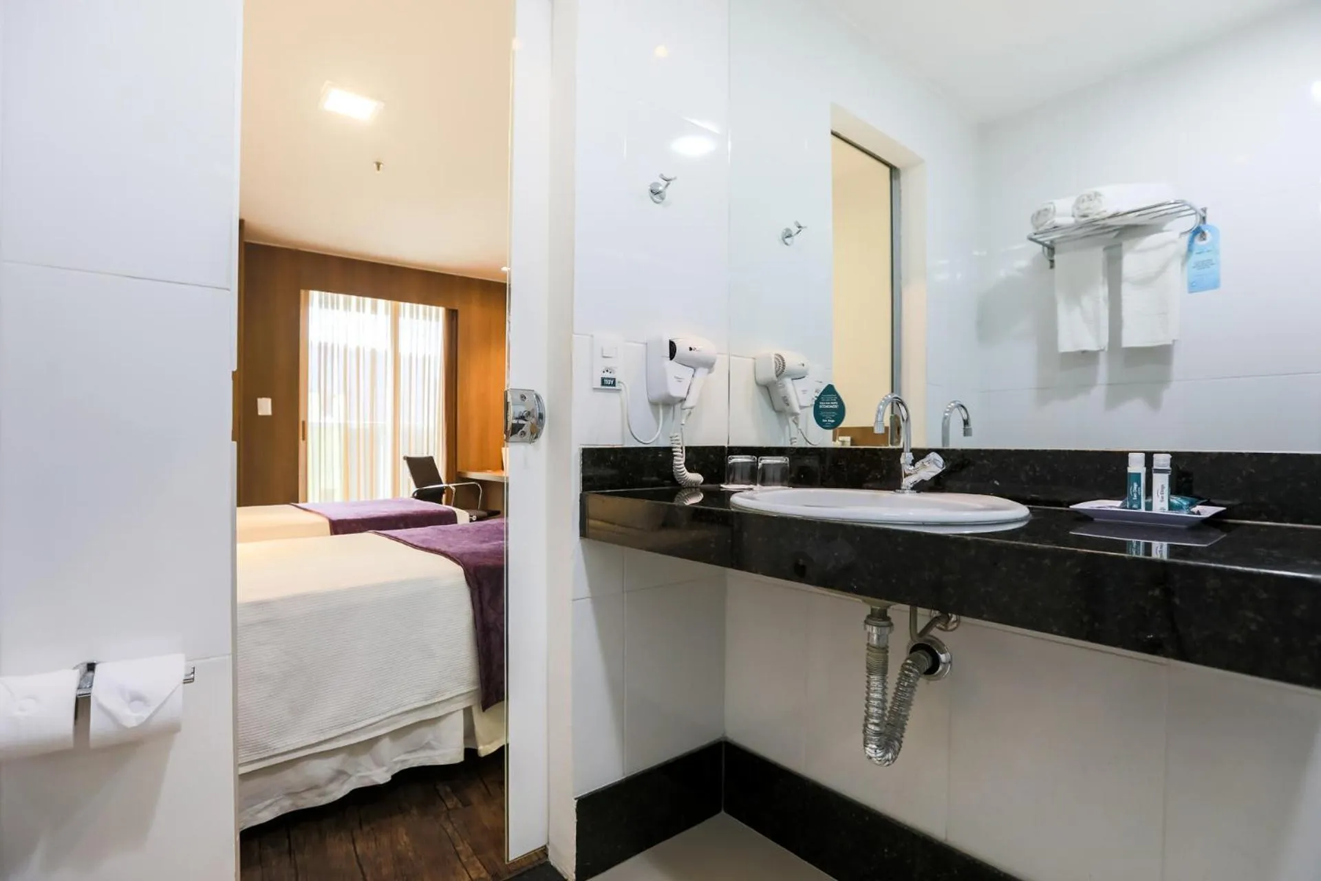 Bathroom, Bed in San Diego Suítes Governador Valadares