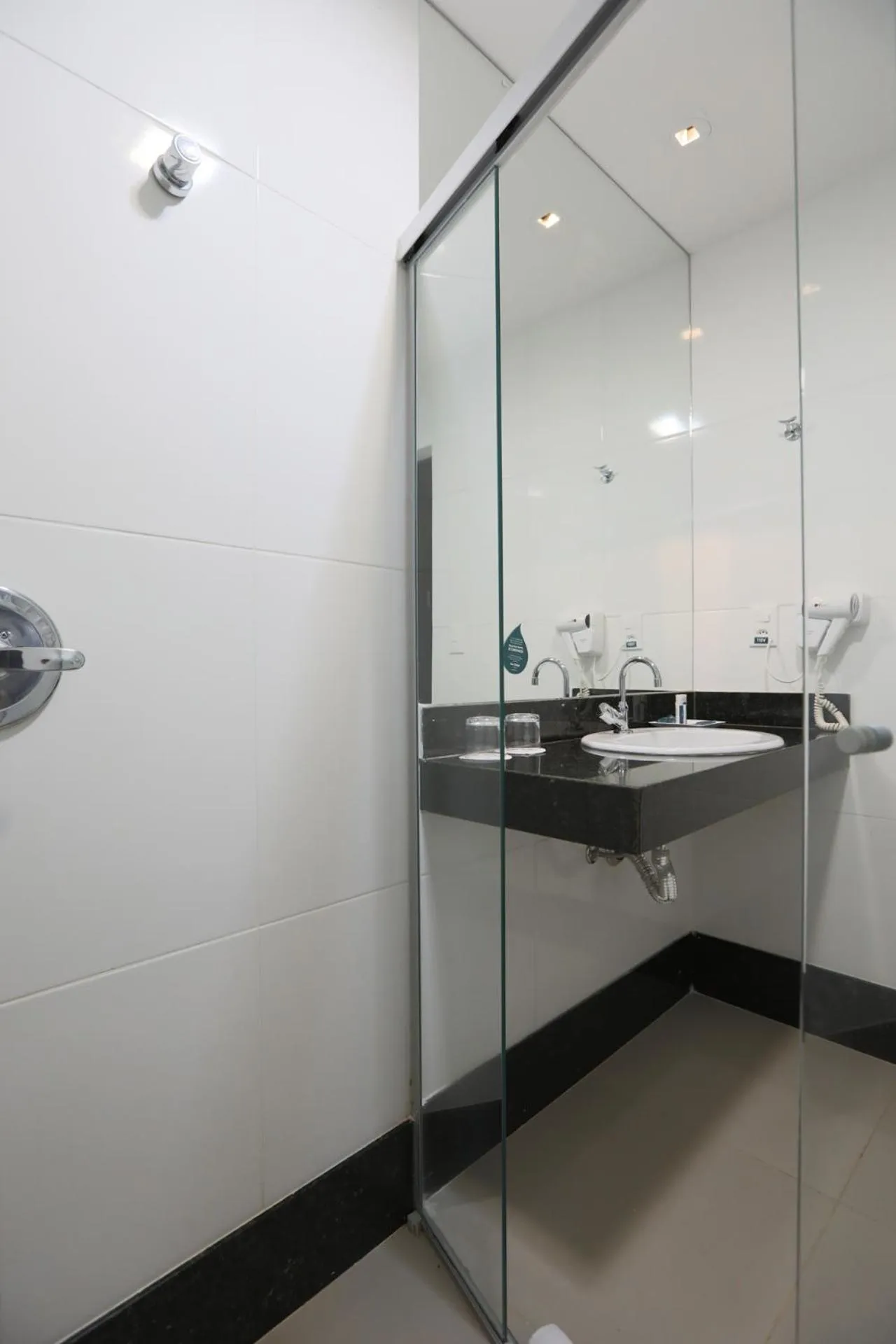 Bathroom in San Diego Suítes Governador Valadares