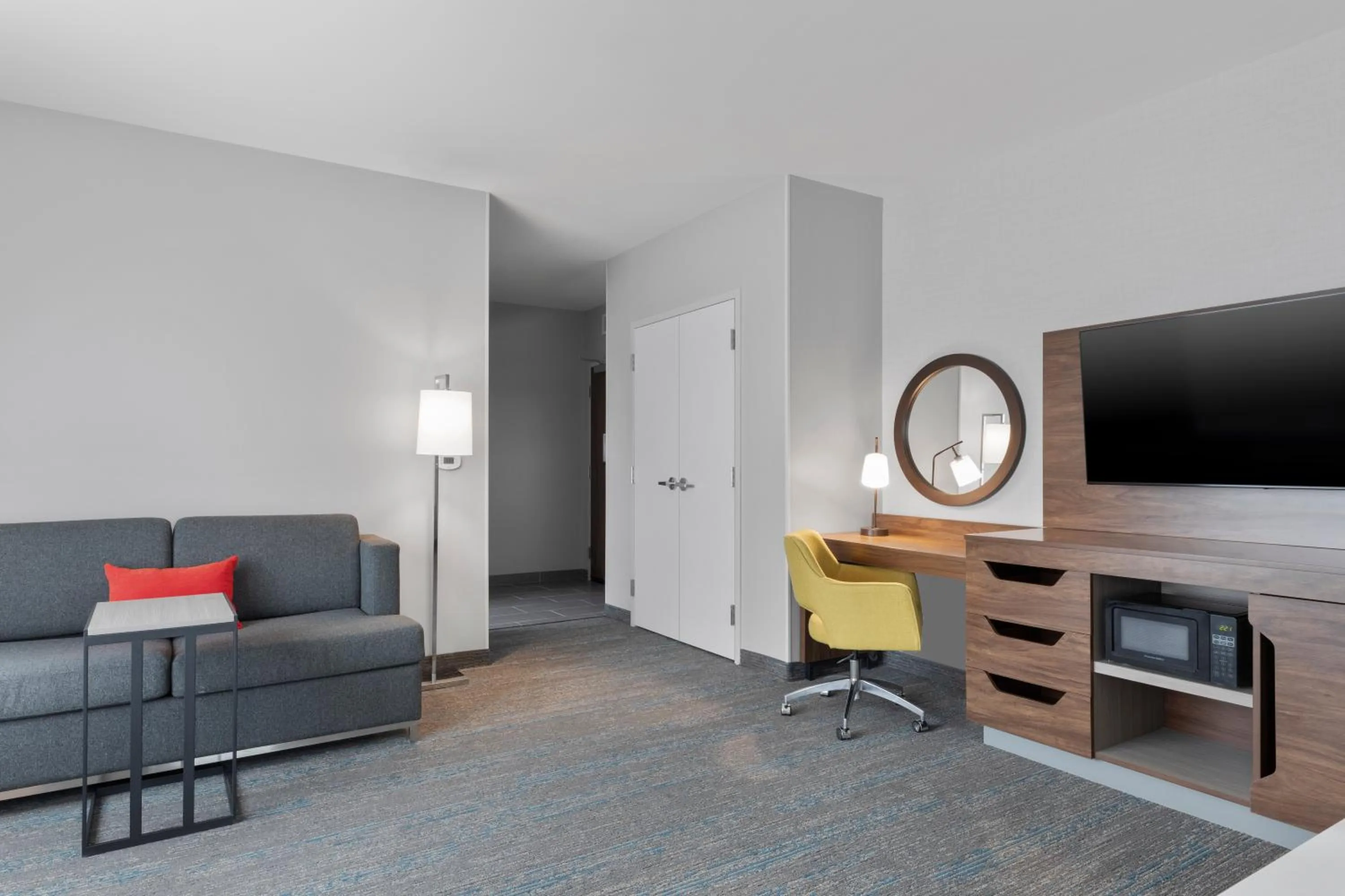 Communal lounge/ TV room in Hampton Inn Saline