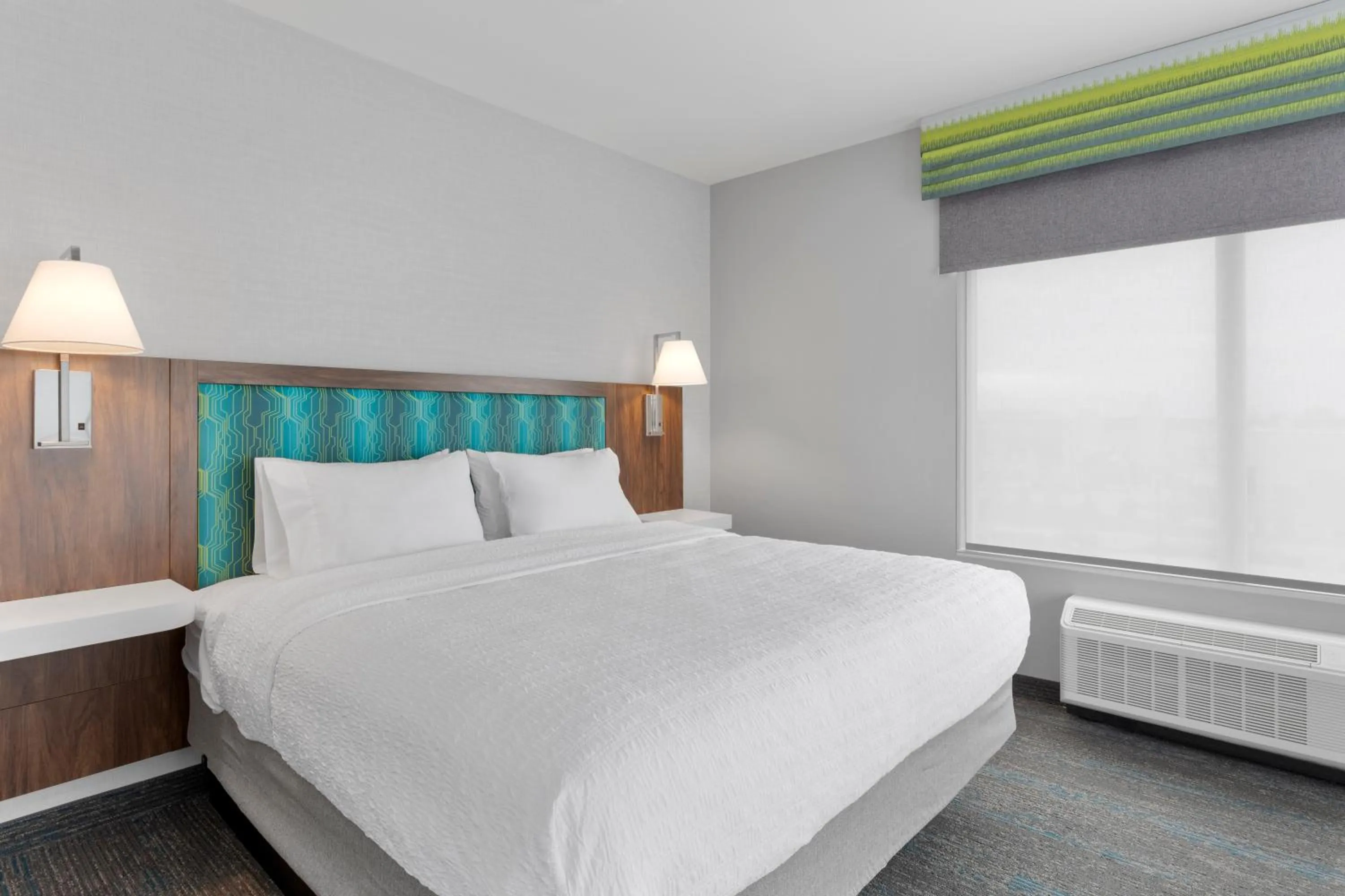 Bed in Hampton Inn Saline