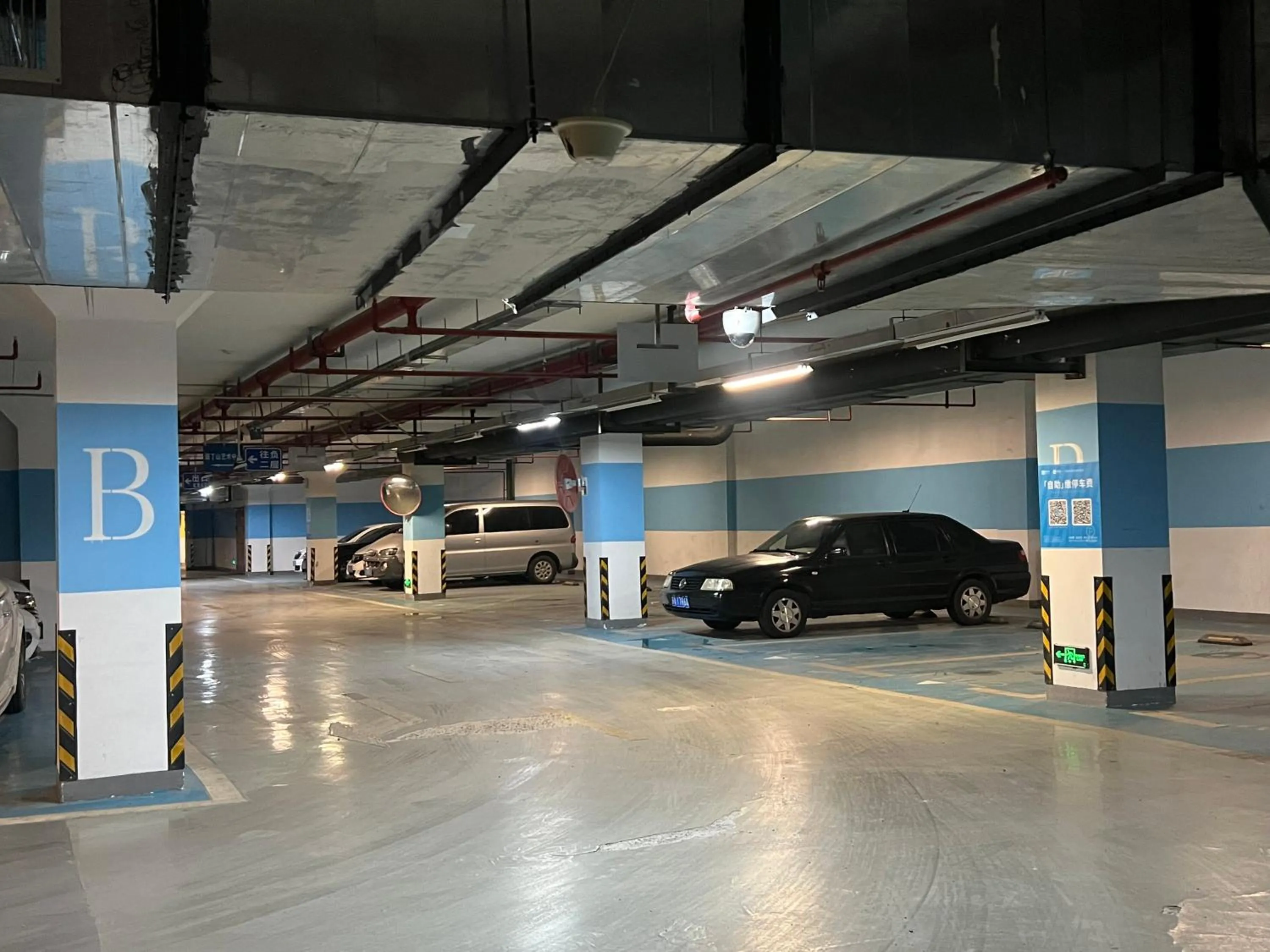 Parking in Hilton Garden Inn Nanjing Hexi Olympic Sports Center