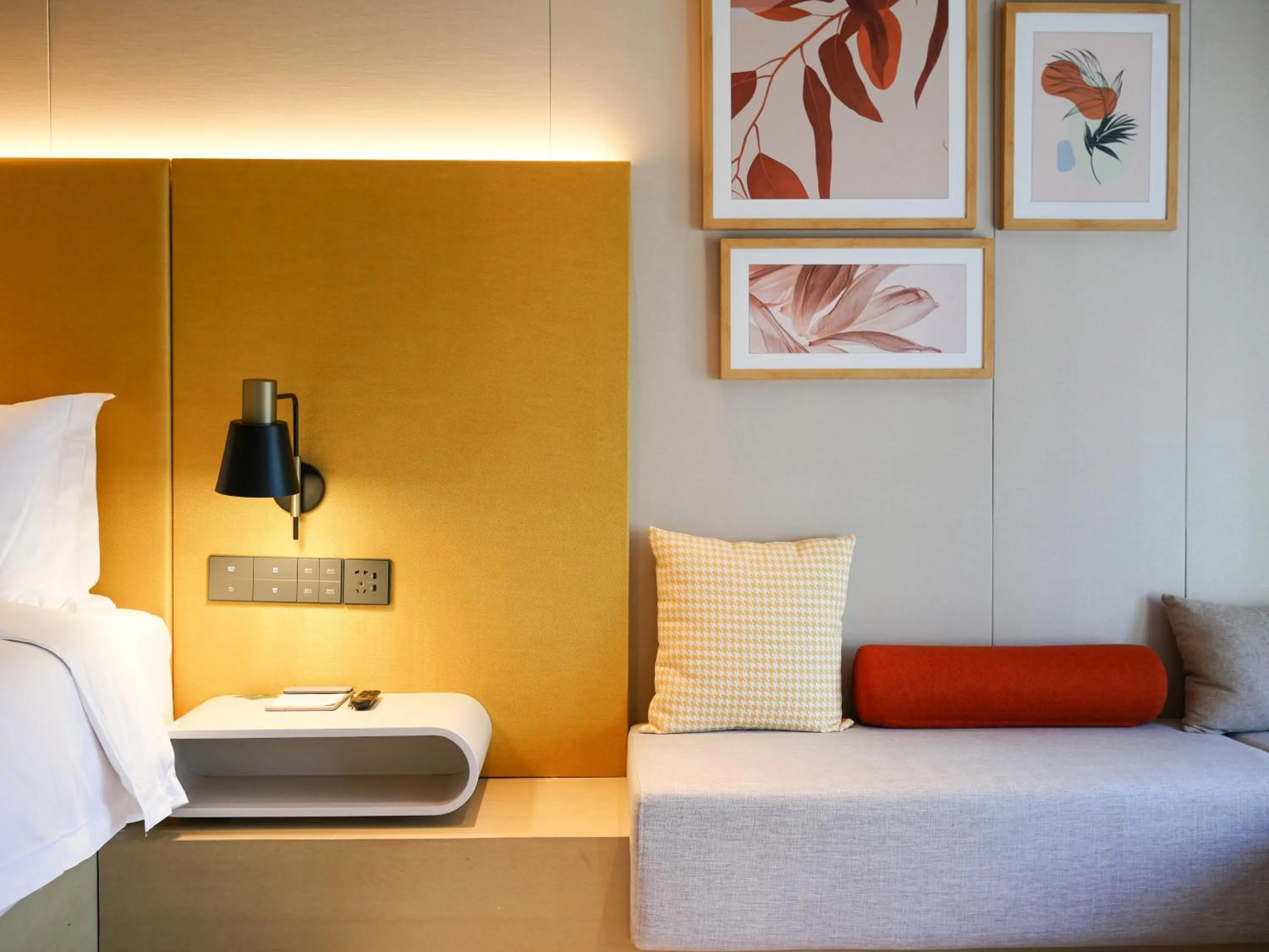 Seating area, Bed in Hilton Garden Inn Nanjing Hexi Olympic Sports Center