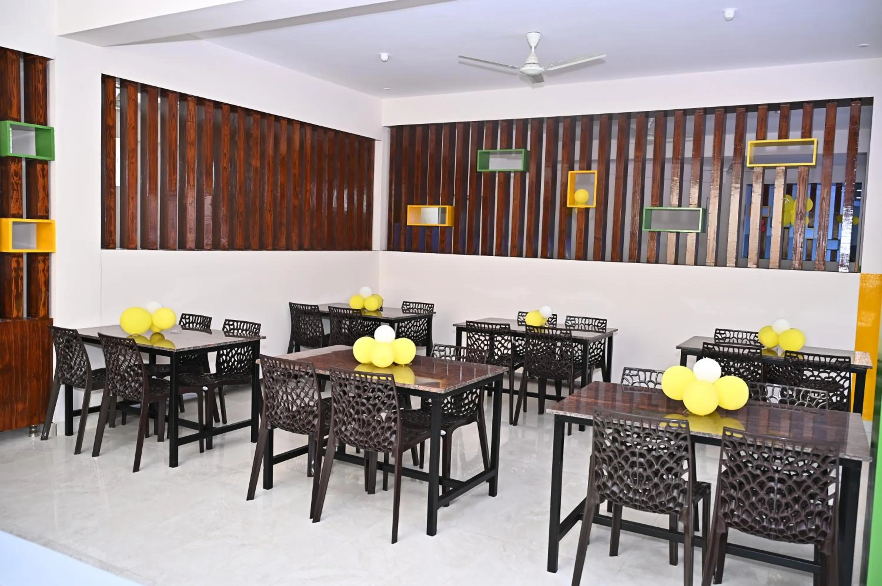 Restaurant/places to eat in HOTEL SLN COMFORTS
