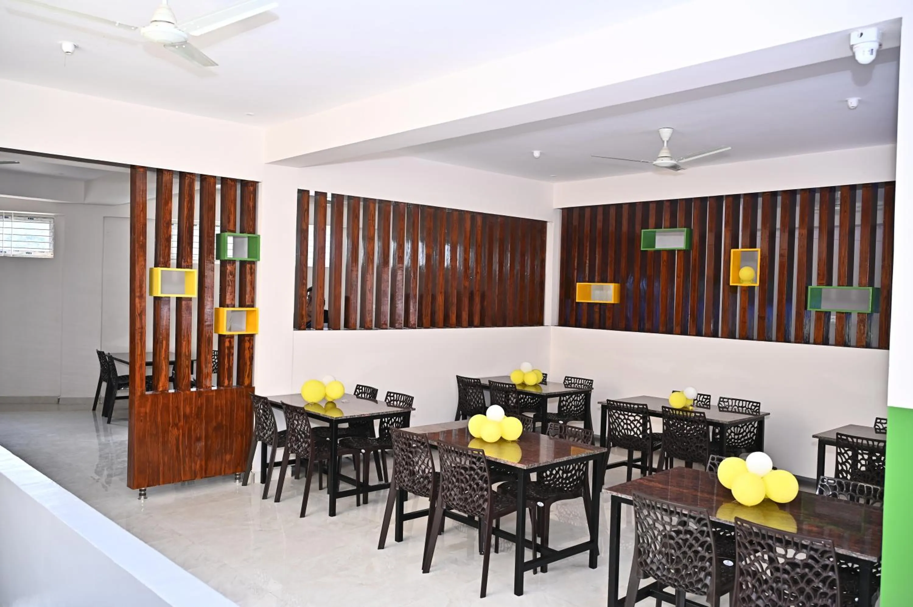 Restaurant/places to eat in HOTEL SLN COMFORTS