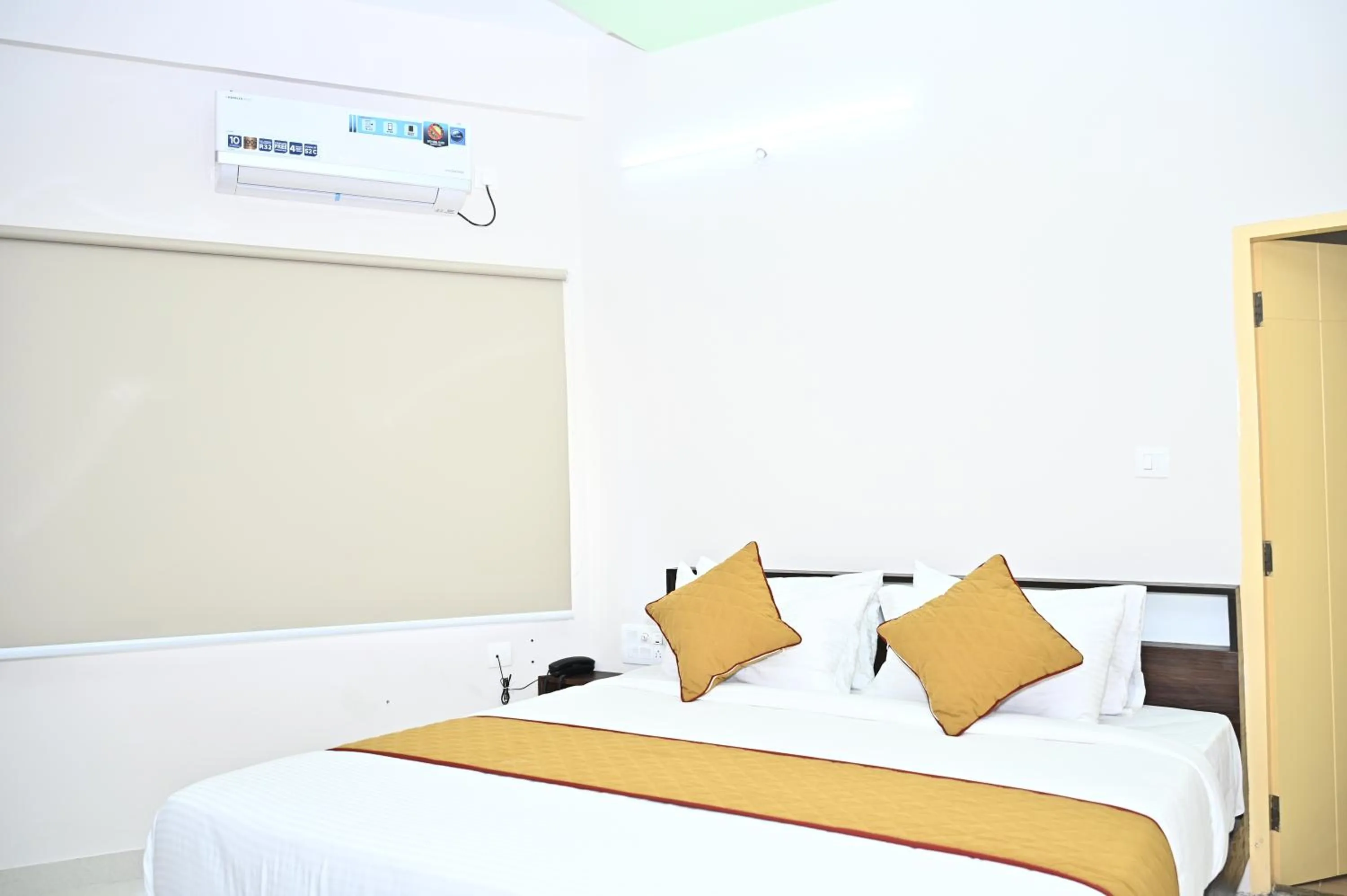 air conditioner, Bed in HOTEL SLN COMFORTS