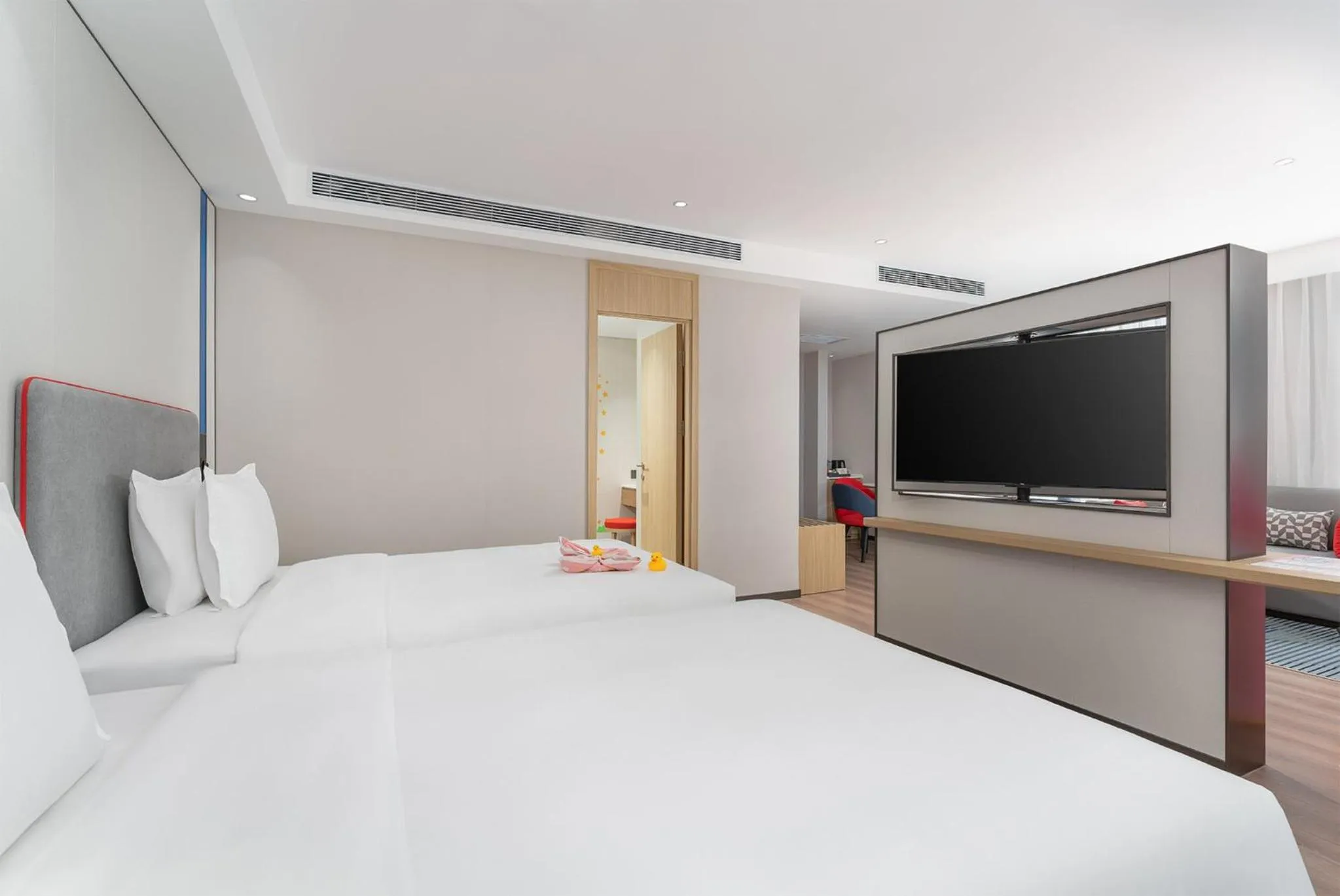 Photo of the whole room, Bed in Holiday Inn Express Xi'an Daxing by IHG