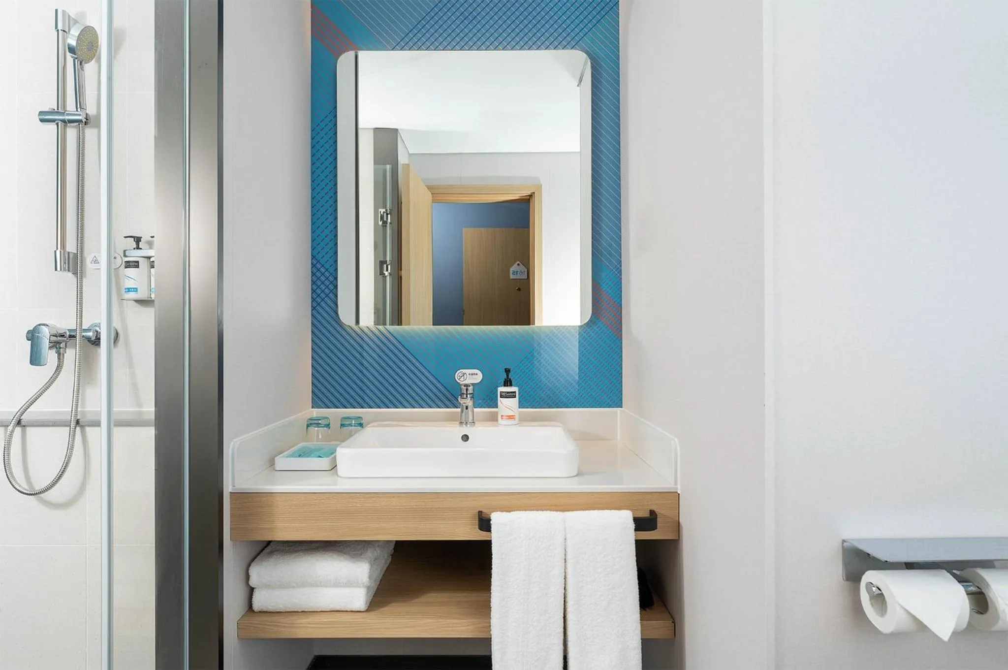 Photo of the whole room in Holiday Inn Express Xi'an Daxing by IHG