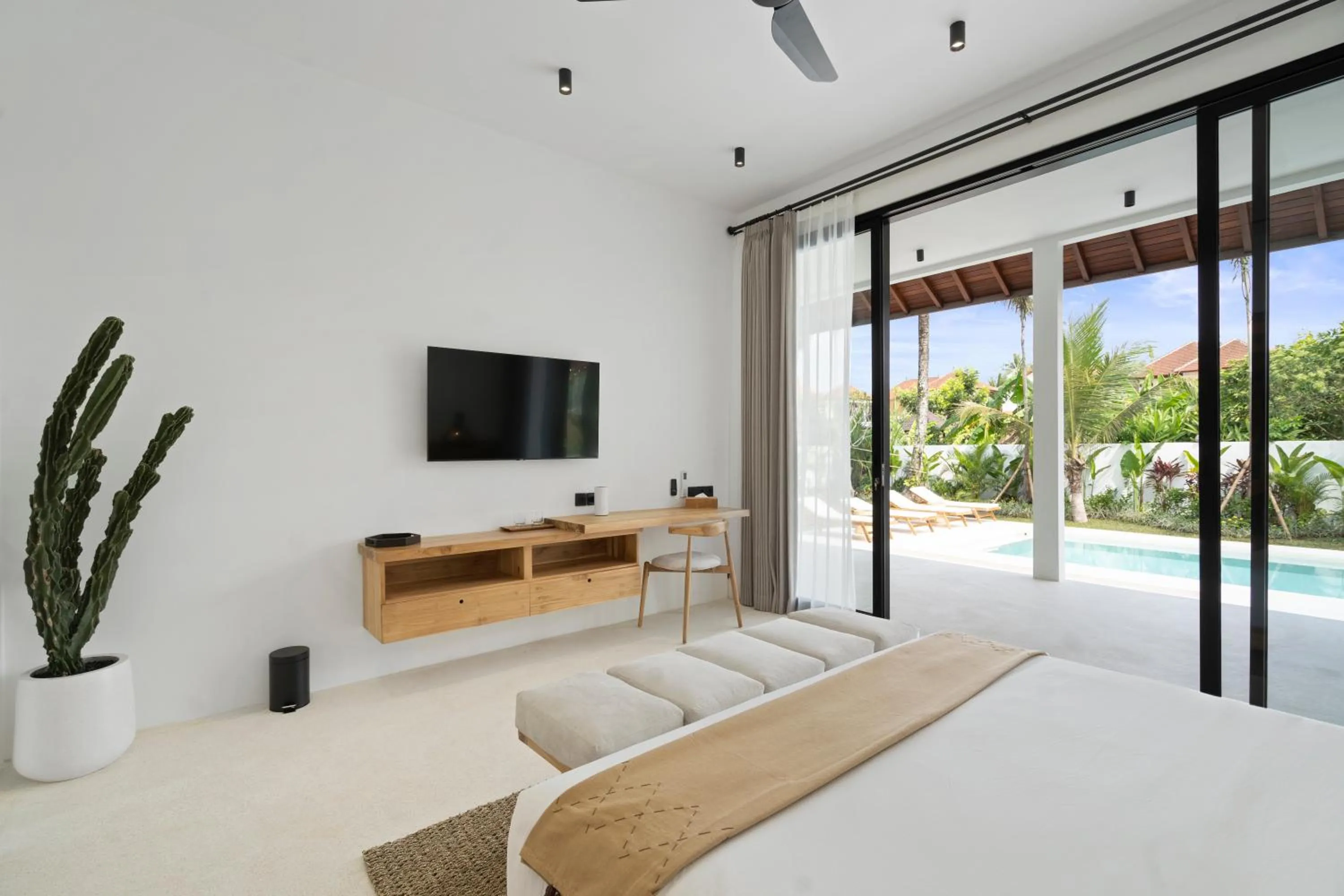 Communal lounge/ TV room, Bed in Marbella Villa
