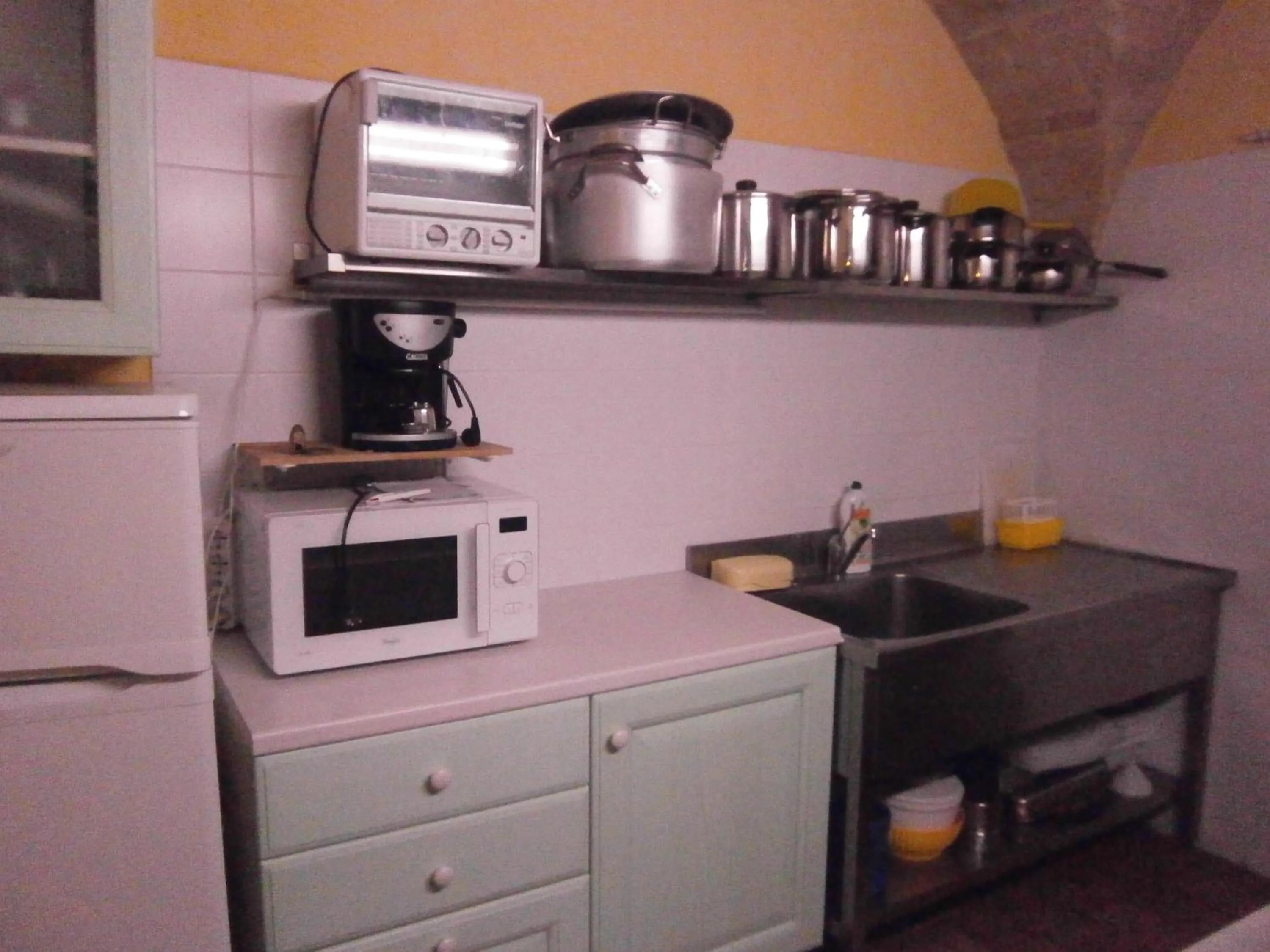 Communal kitchen in Lo Sfizio B&B