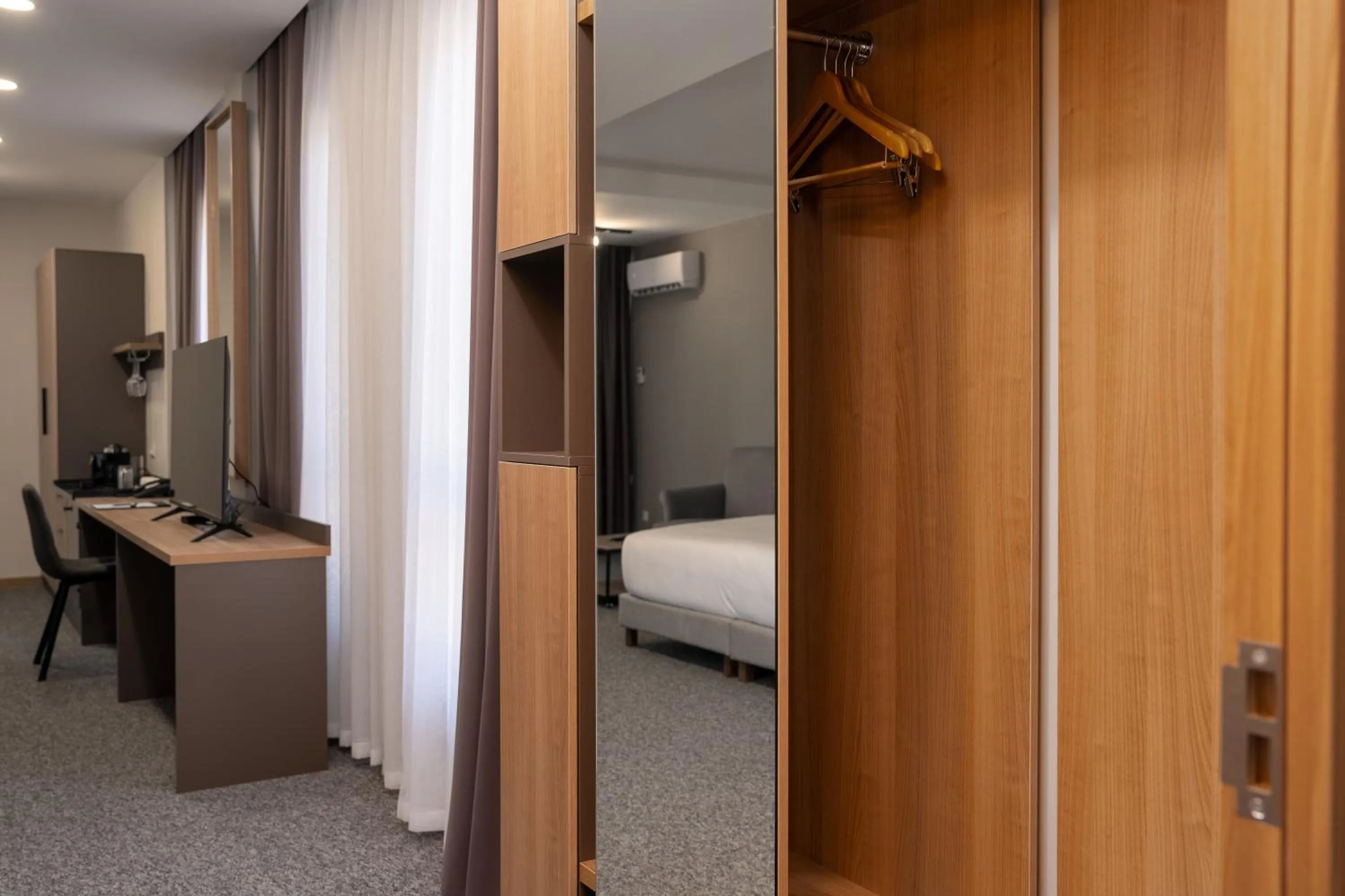 wardrobe, Bed in Ambassador Hotel