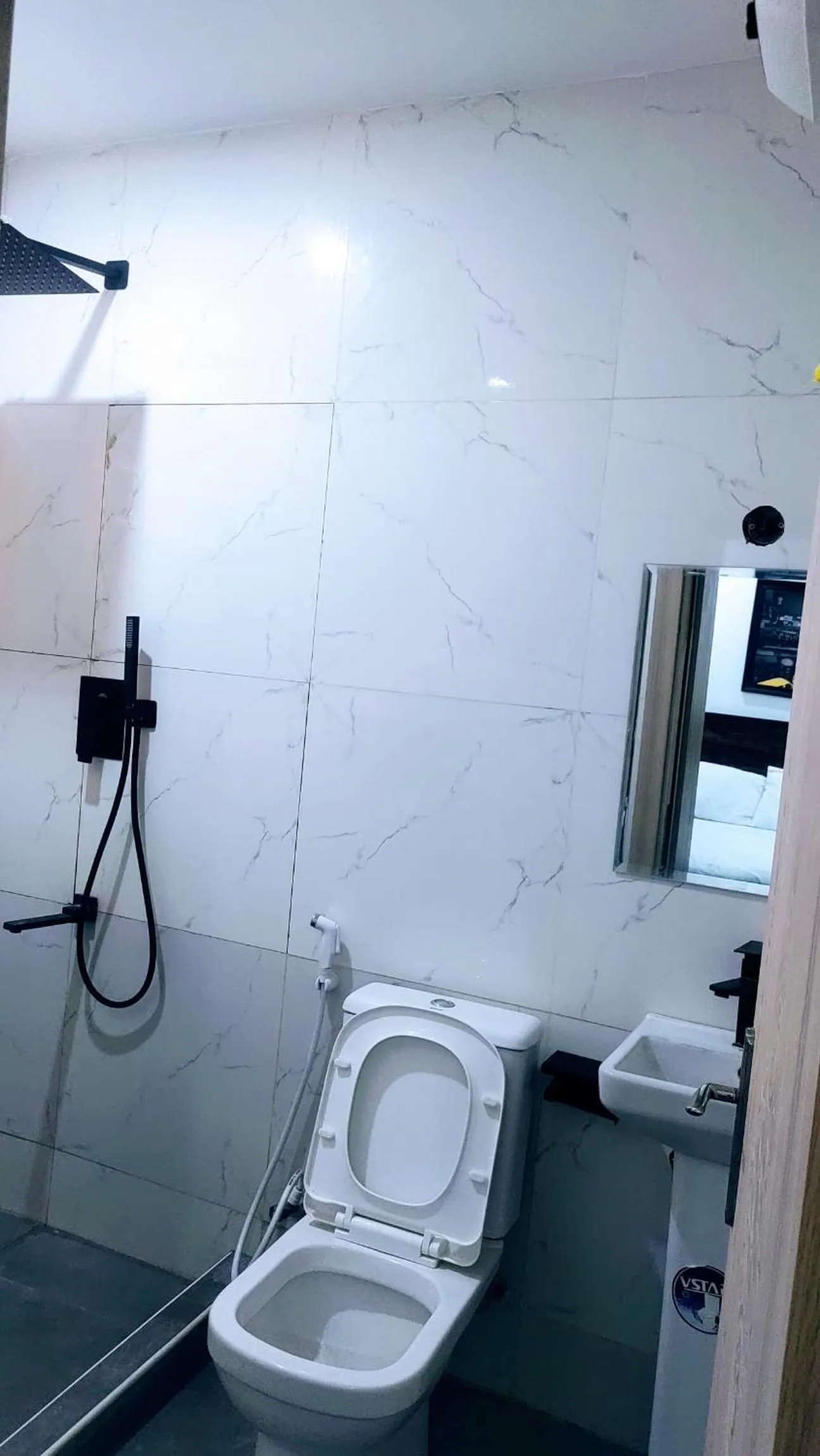 Toilet in Skenyo Hotel & Apartments