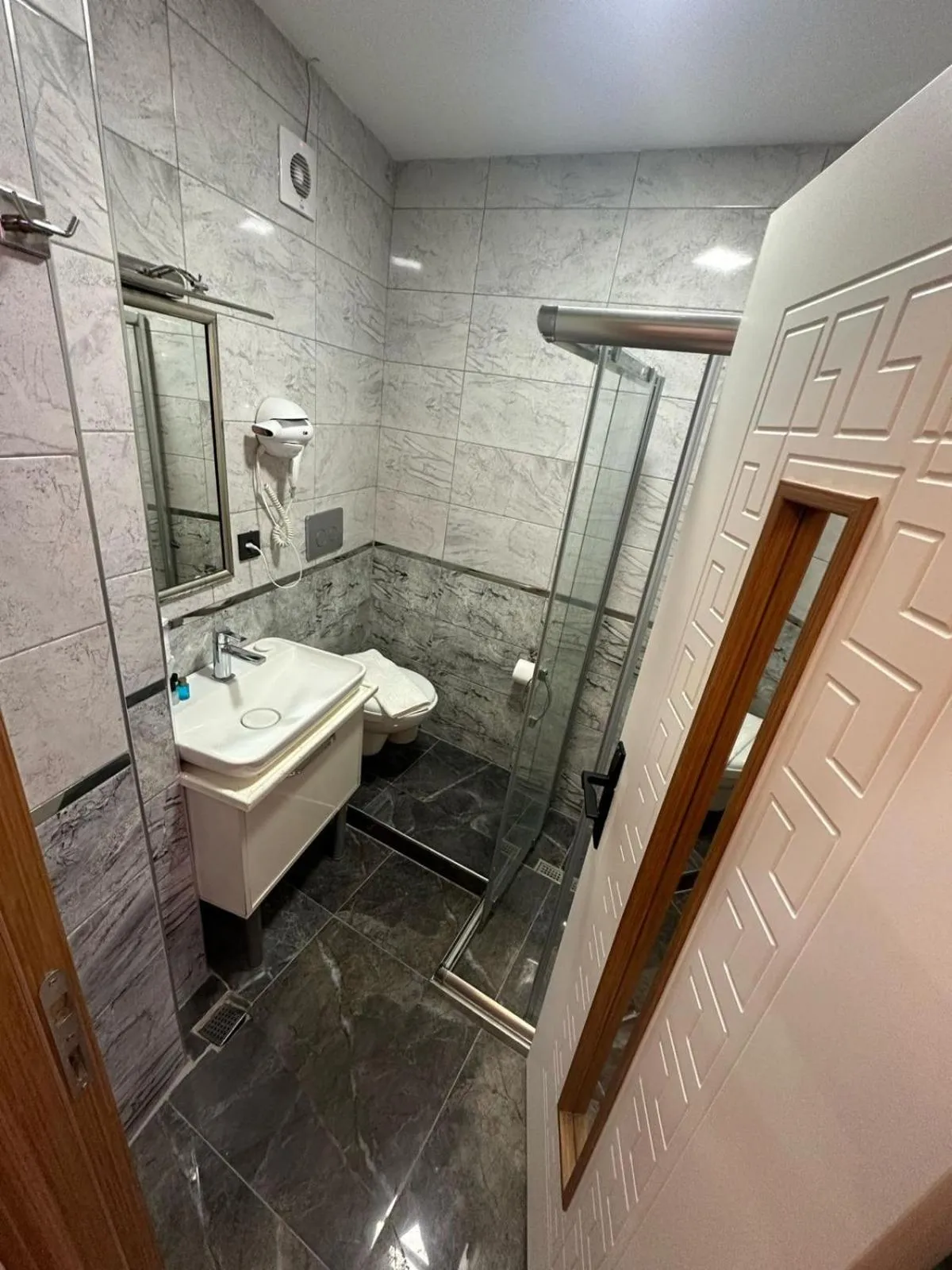 Shower in GALATAGREENAPPLEHOTEL