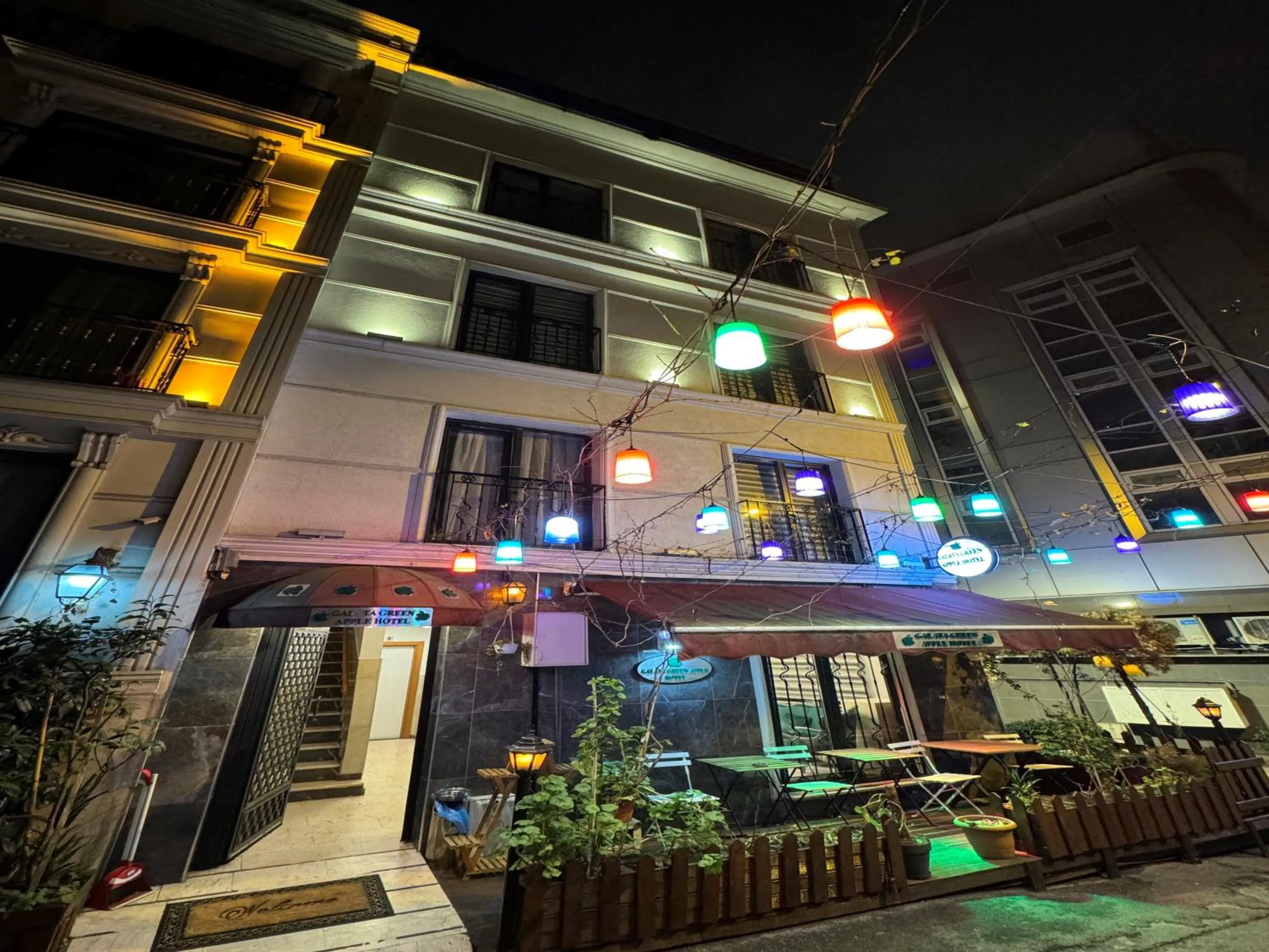 Night in GALATAGREENAPPLEHOTEL