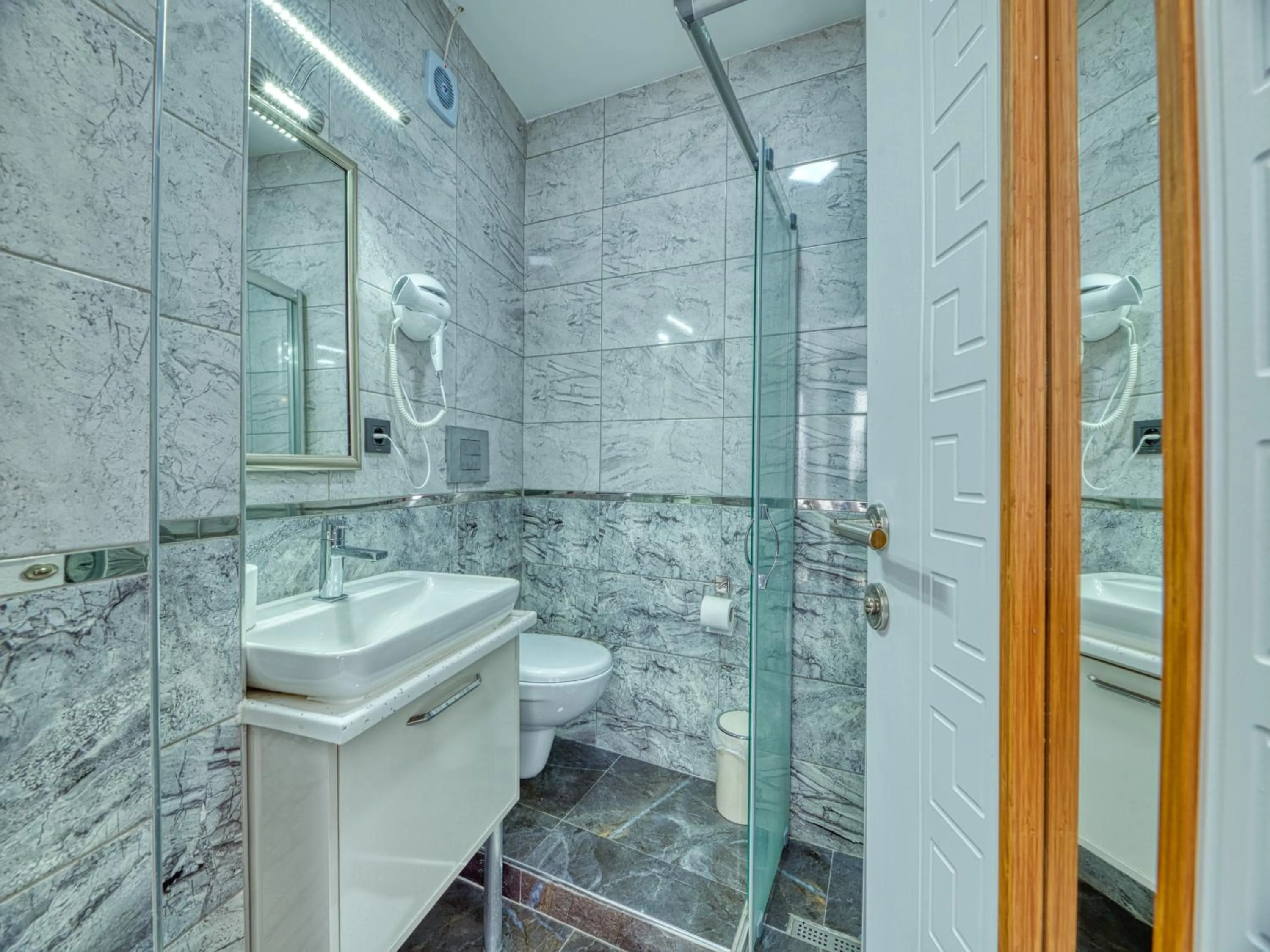 Shower in GALATAGREENAPPLEHOTEL