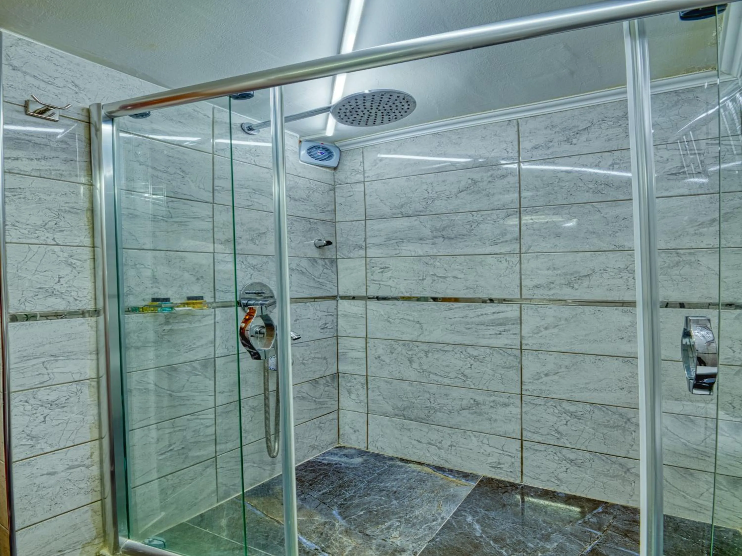 Shower in GALATAGREENAPPLEHOTEL