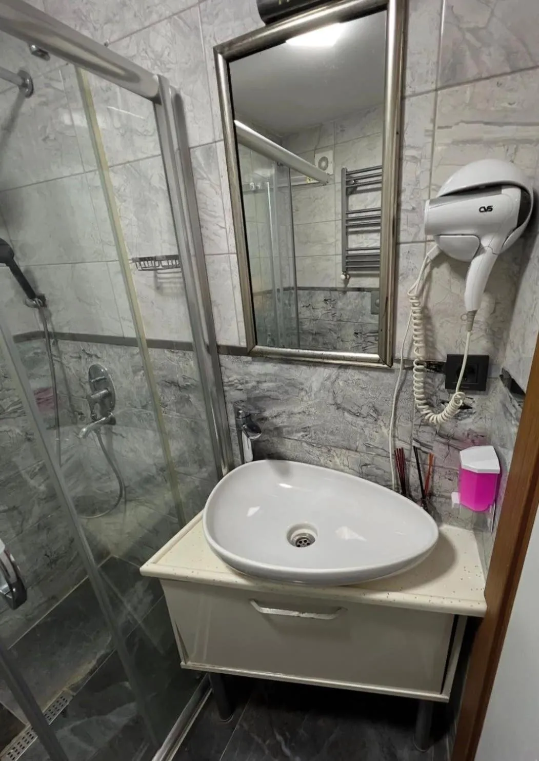 Shower in GALATAGREENAPPLEHOTEL