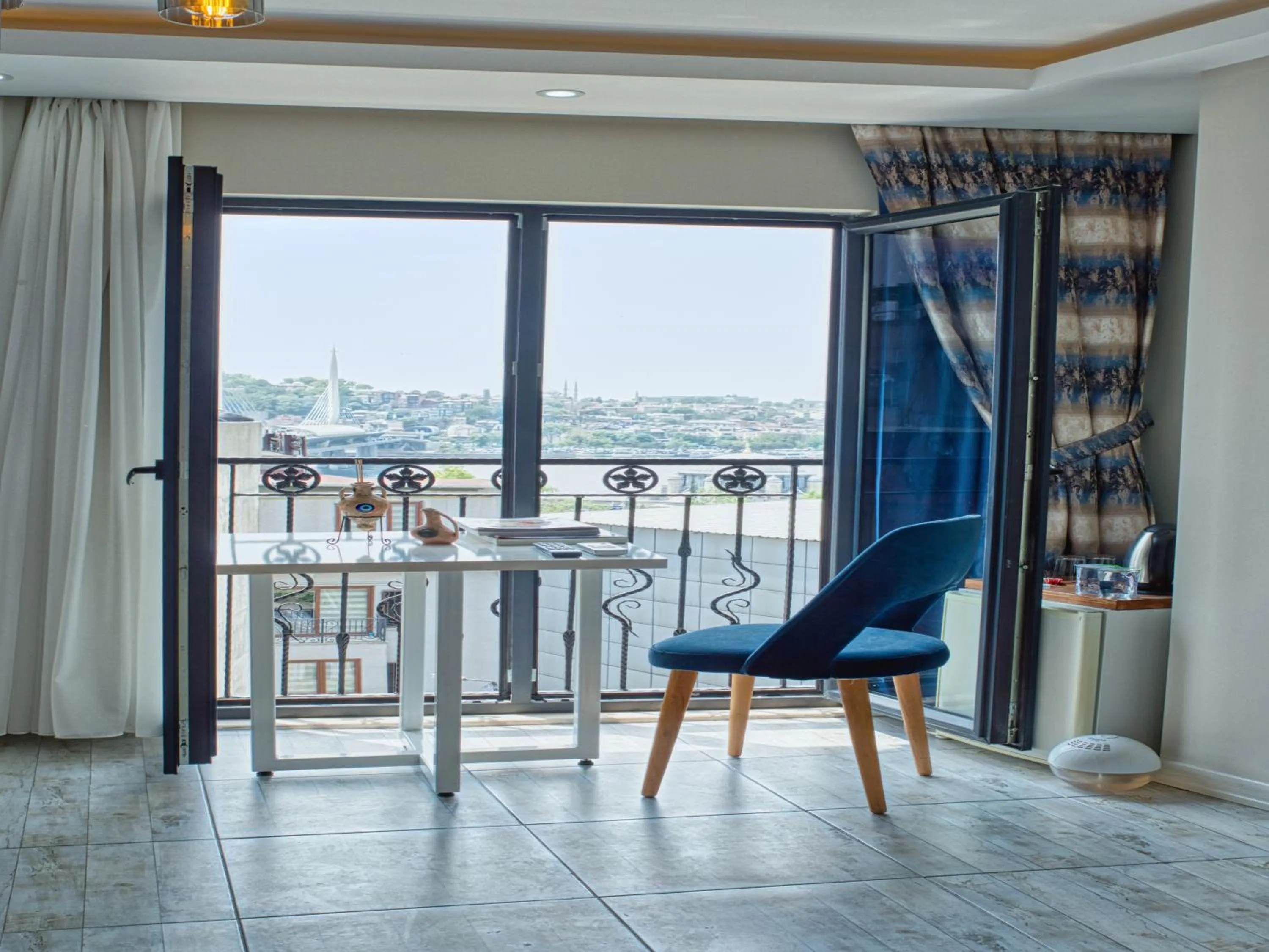 Deluxe Double Room with Sea View in GALATAGREENAPPLEHOTEL