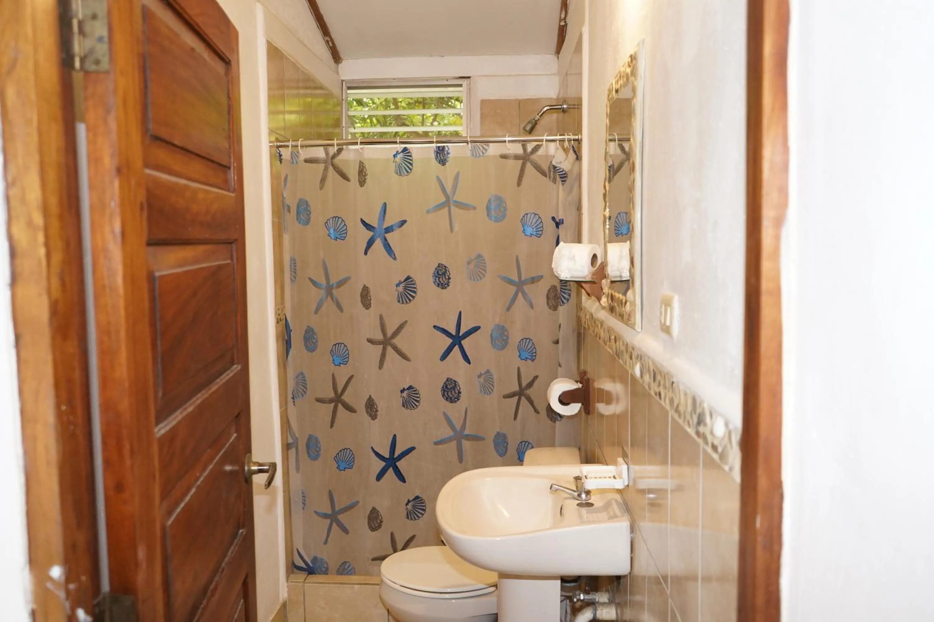 Shower in El Pacifico Hotel