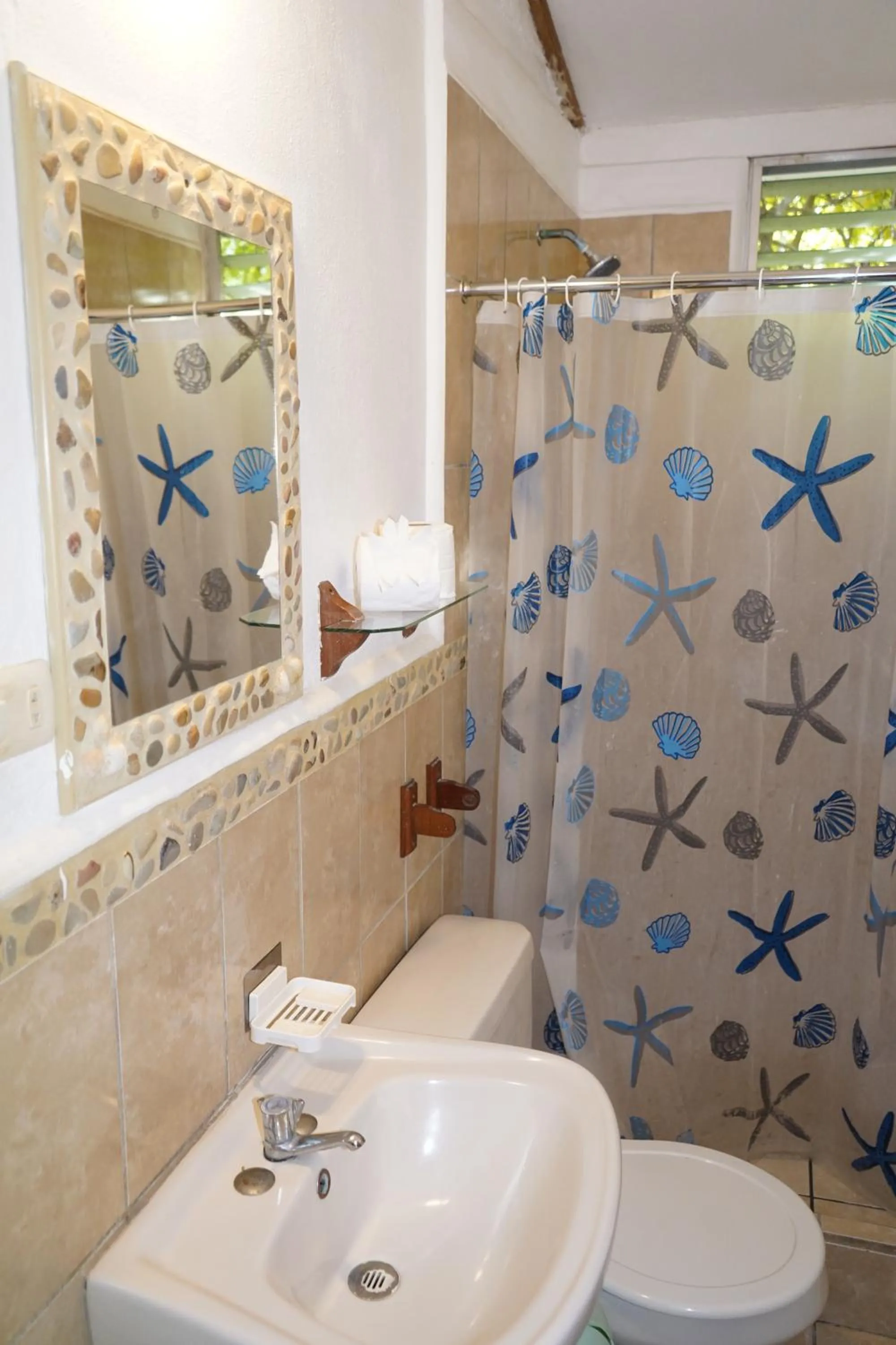 Shower in El Pacifico Hotel