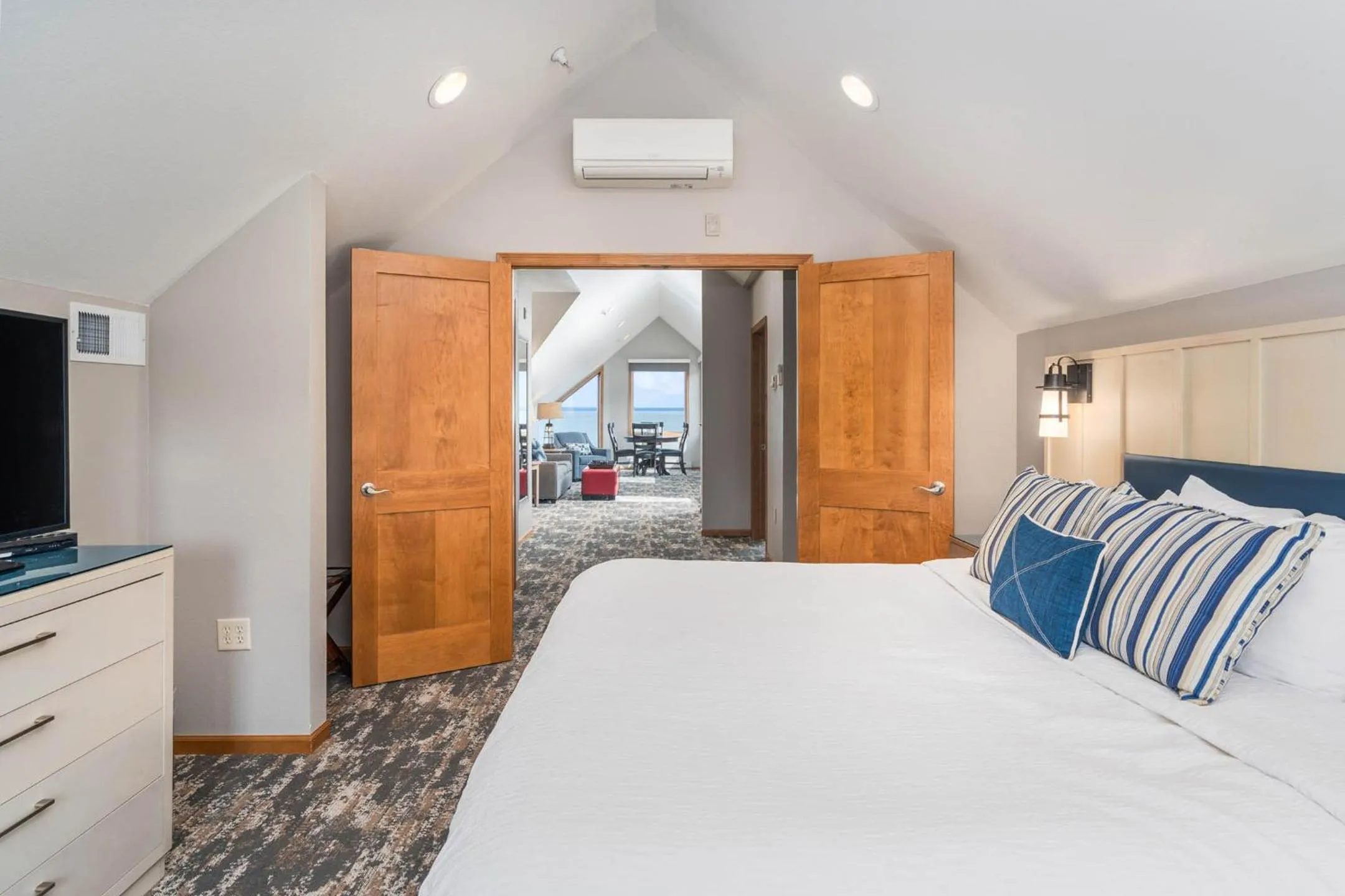 Photo of the whole room, Bed in Beacon Pointe on Lake Superior