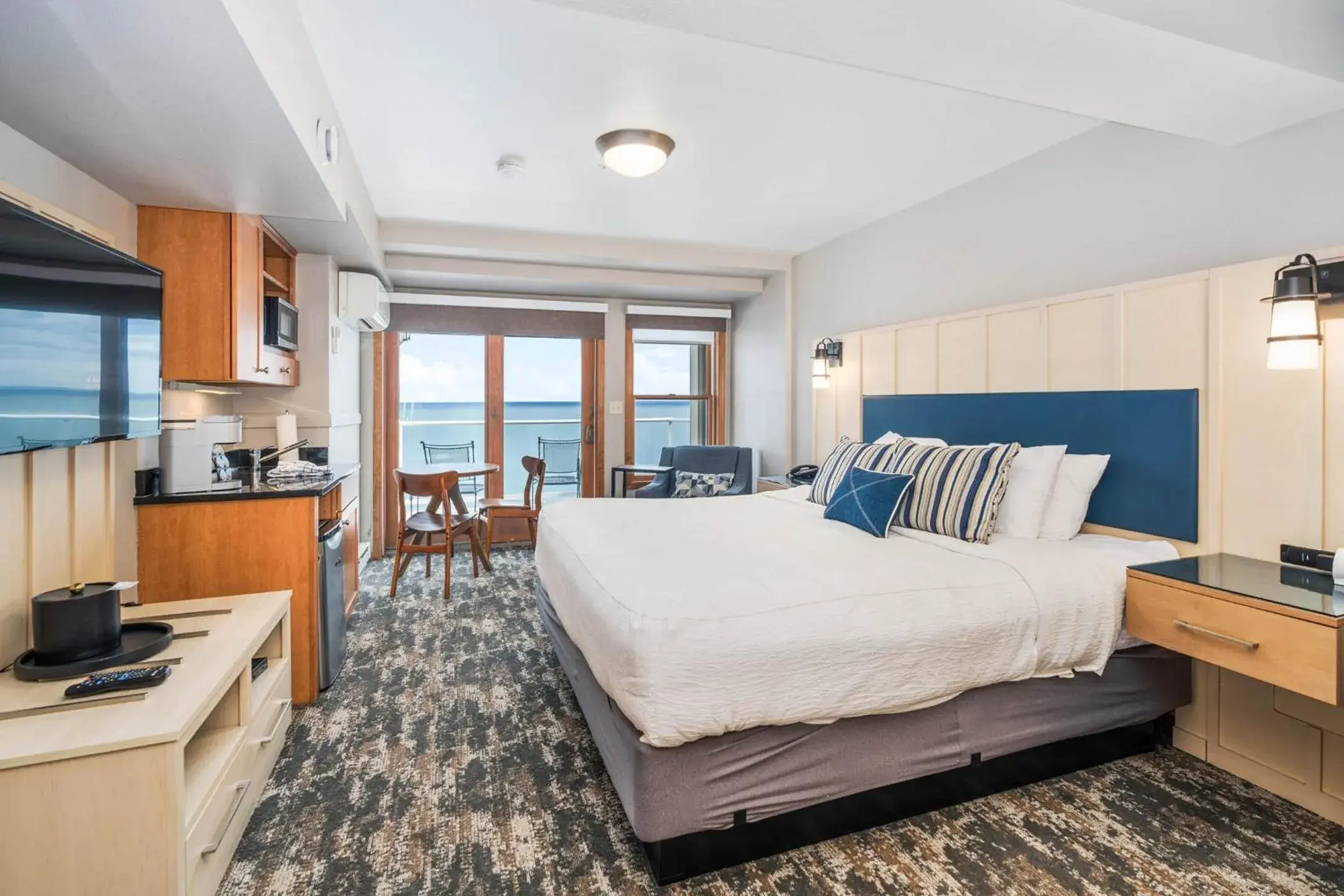 Deluxe King Room in Beacon Pointe on Lake Superior Deluxe King Room in Beacon Pointe on Lake Superior