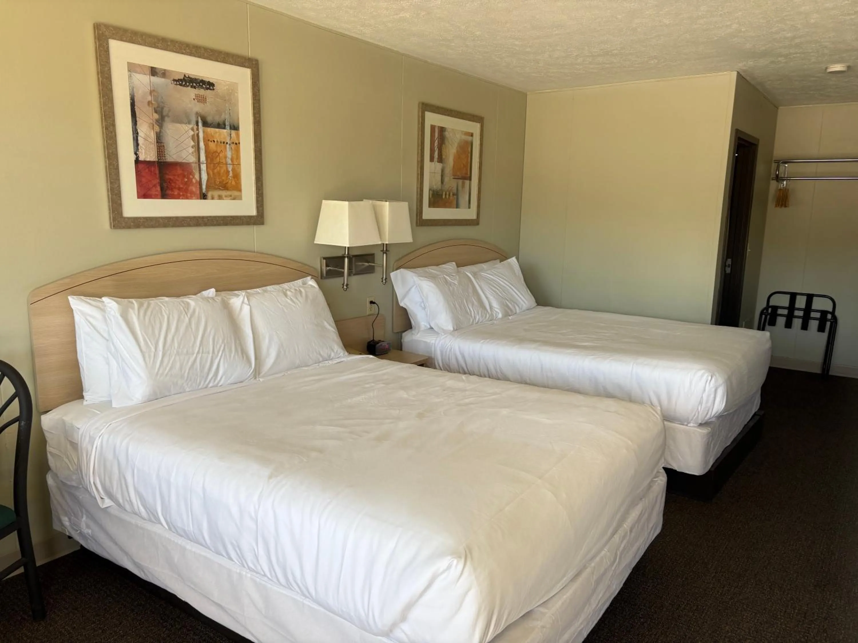 Bed in Boarders Inn & Suites by Cobblestone Hotels - Broken Bow
