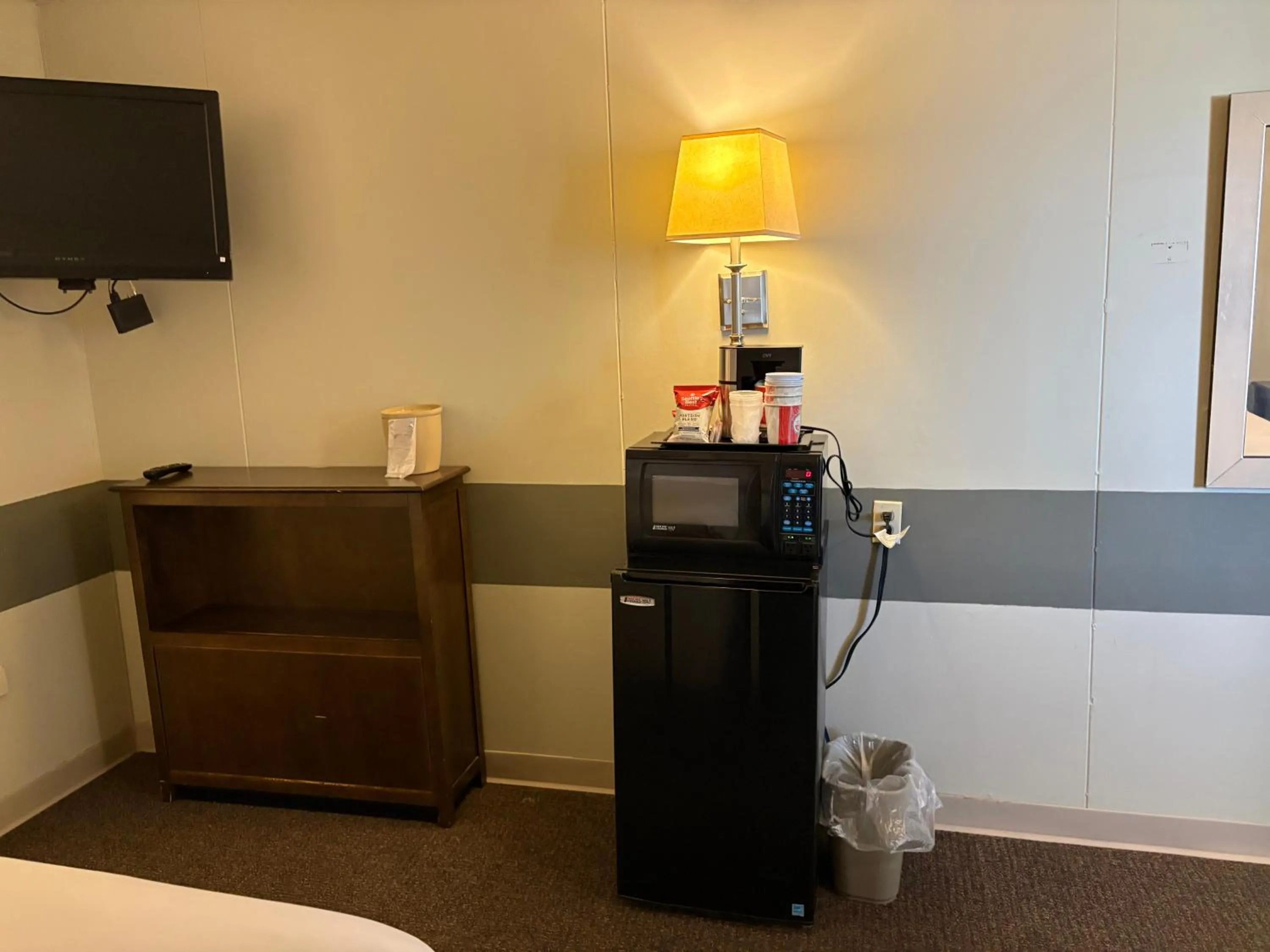 TV and multimedia, Bed in Boarders Inn & Suites by Cobblestone Hotels - Broken Bow