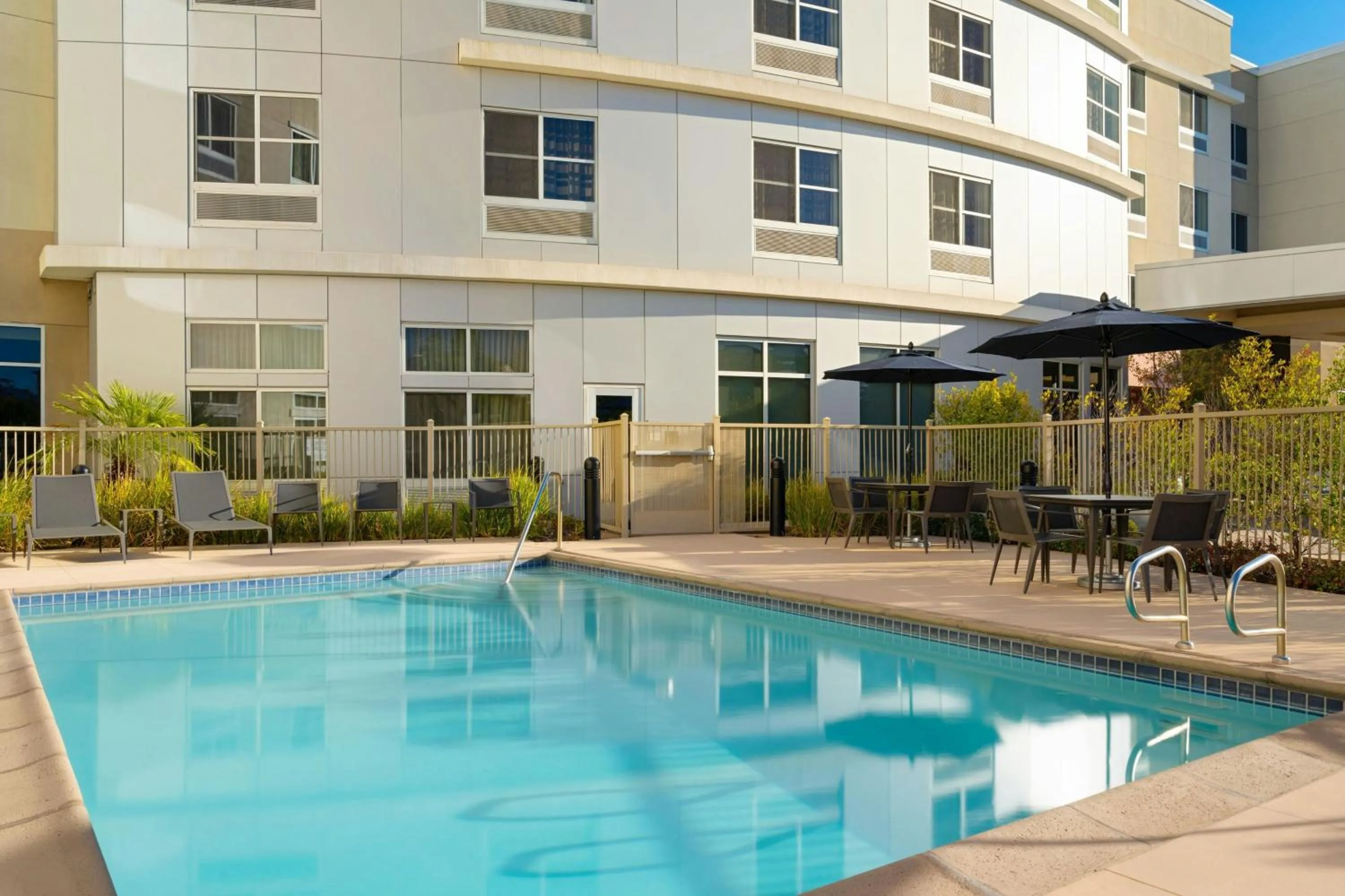 Swimming pool in Courtyard by Marriott Sunnyvale Silicon Valley