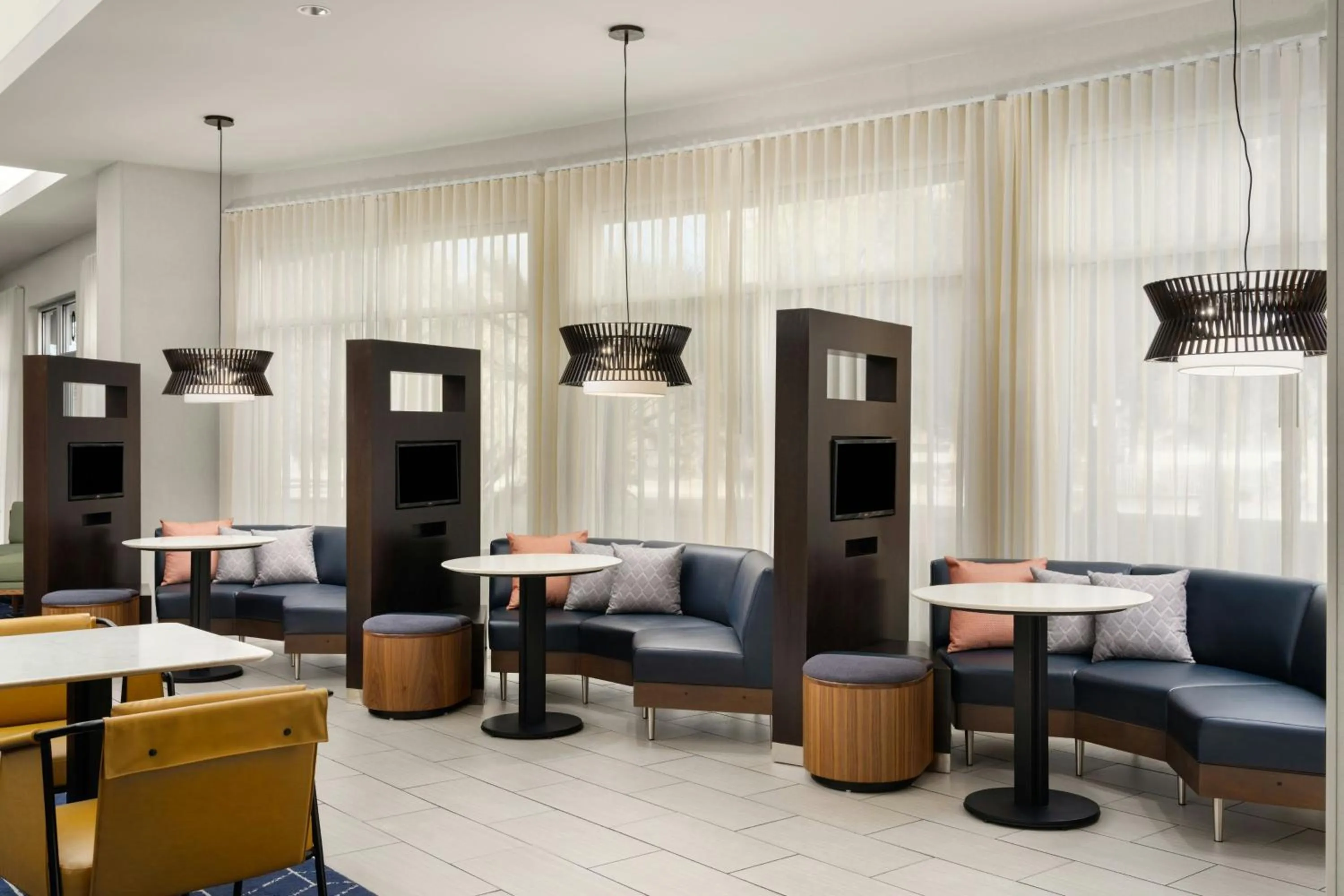 Lobby or reception in Courtyard by Marriott Sunnyvale Silicon Valley