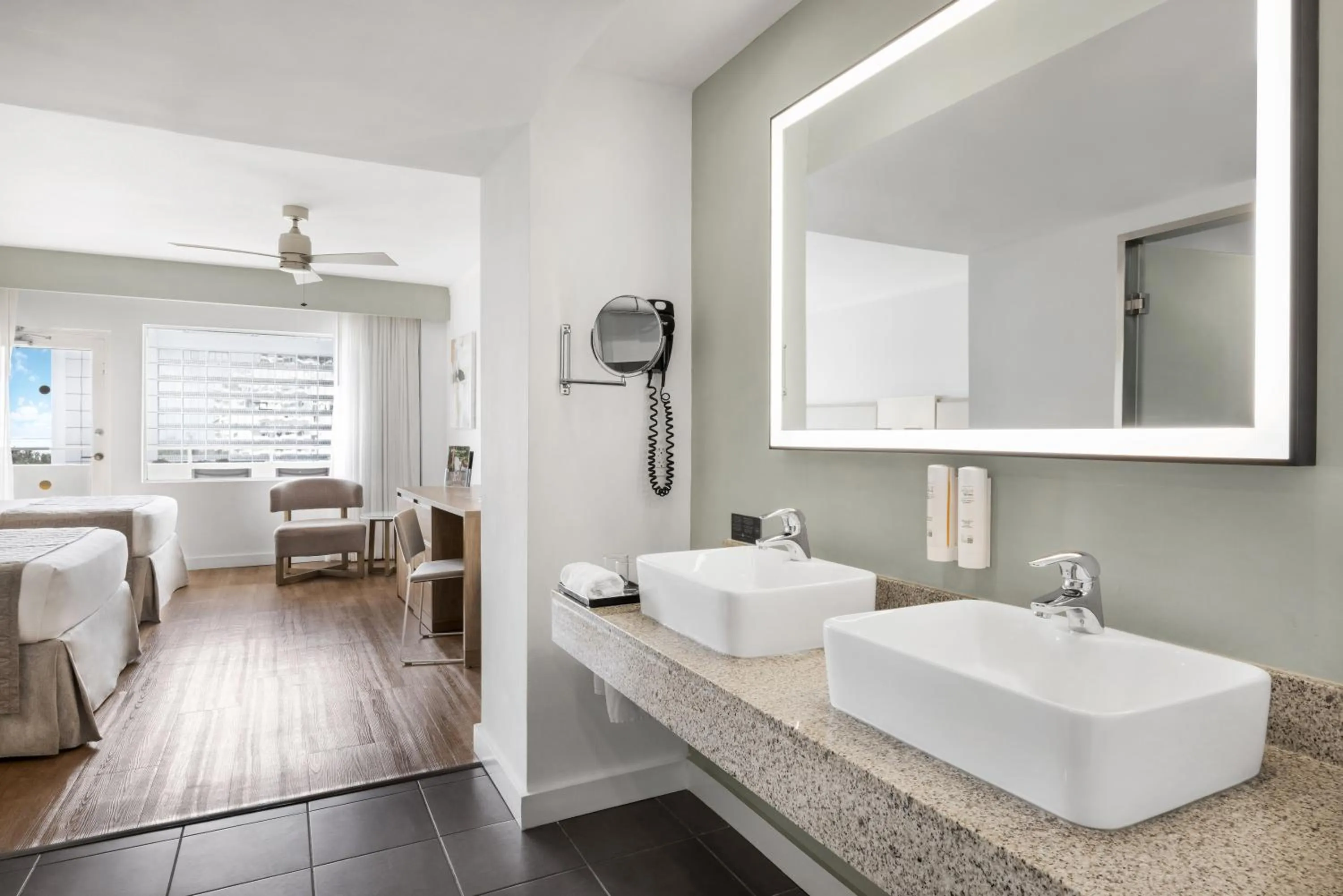 Bed in Riu Plaza Miami Beach