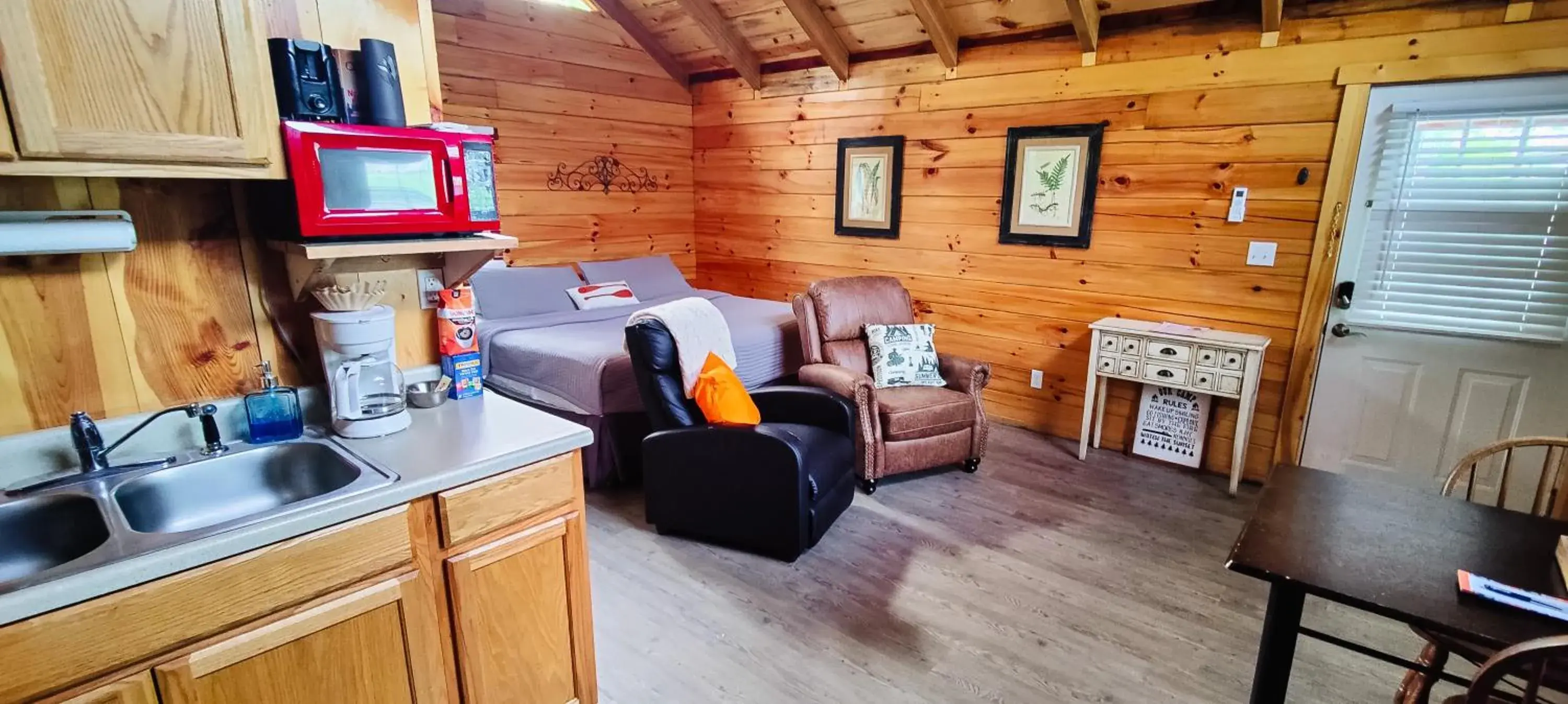Hiker's Hideaway Cabin 4 in Kozy Haven Log Cabin Rentals Hiker's Hideaway Cabin 4 in Kozy Haven Log Cabin Rentals