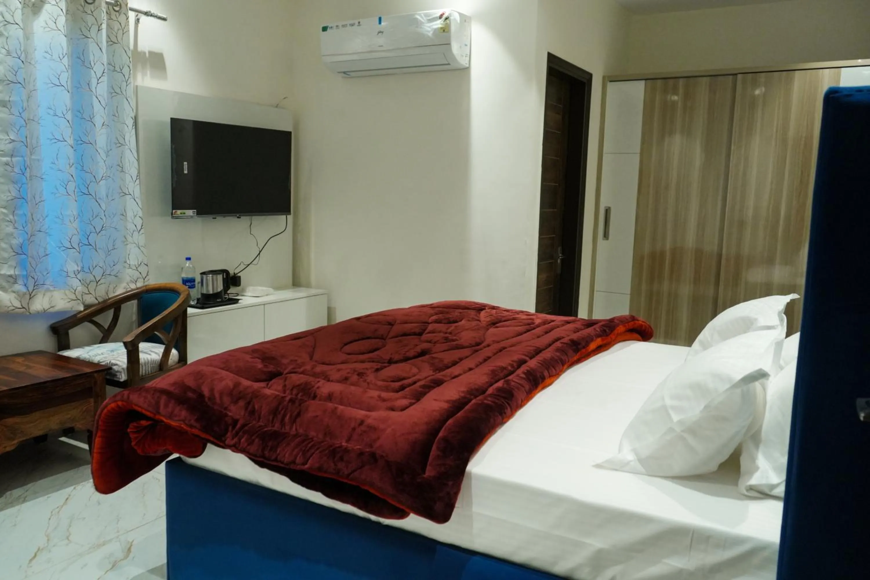 Bed in Hotel Katani Inn