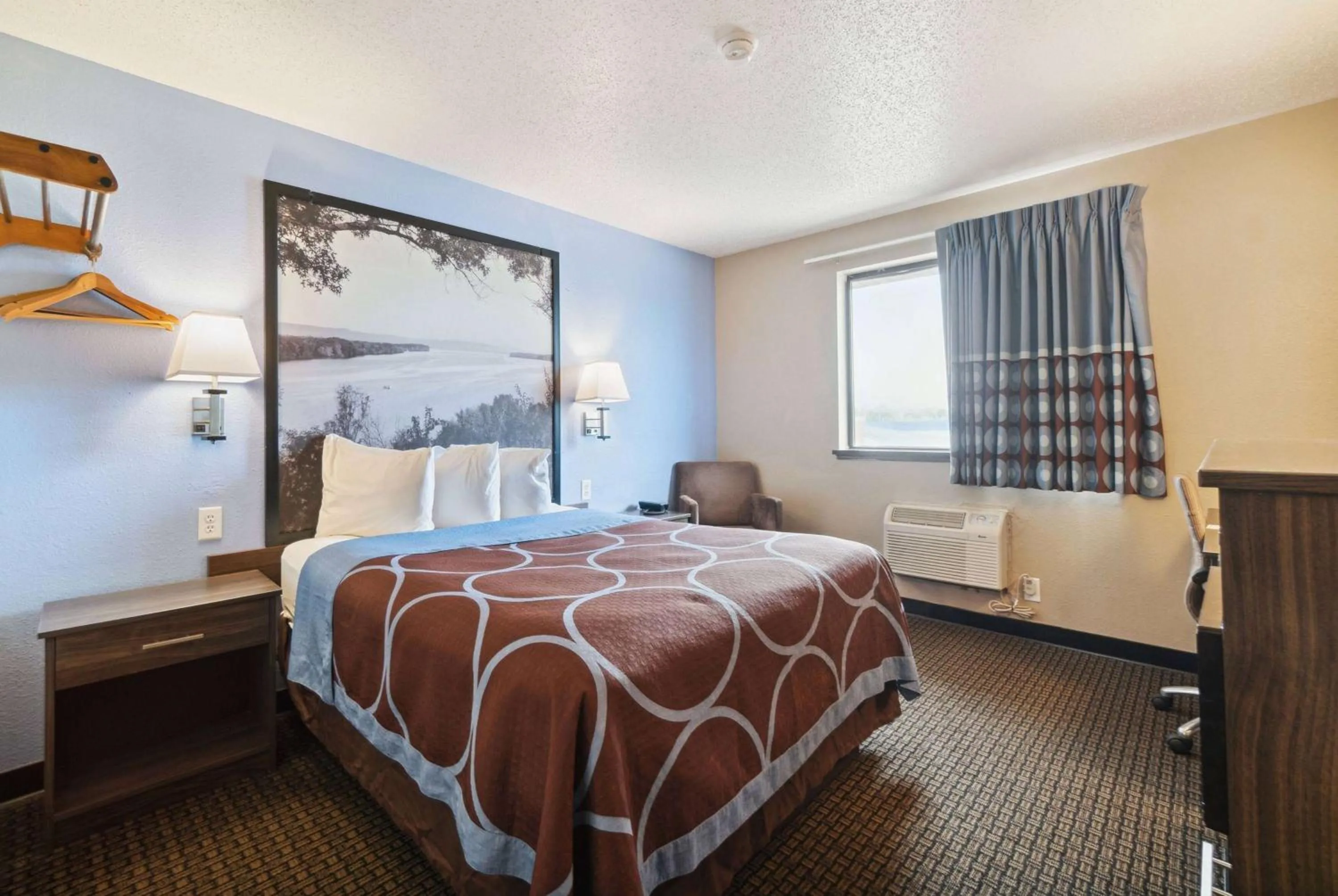 Photo of the whole room, Bed in Super 8 by Wyndham Kenosha/Pleasant Prairie