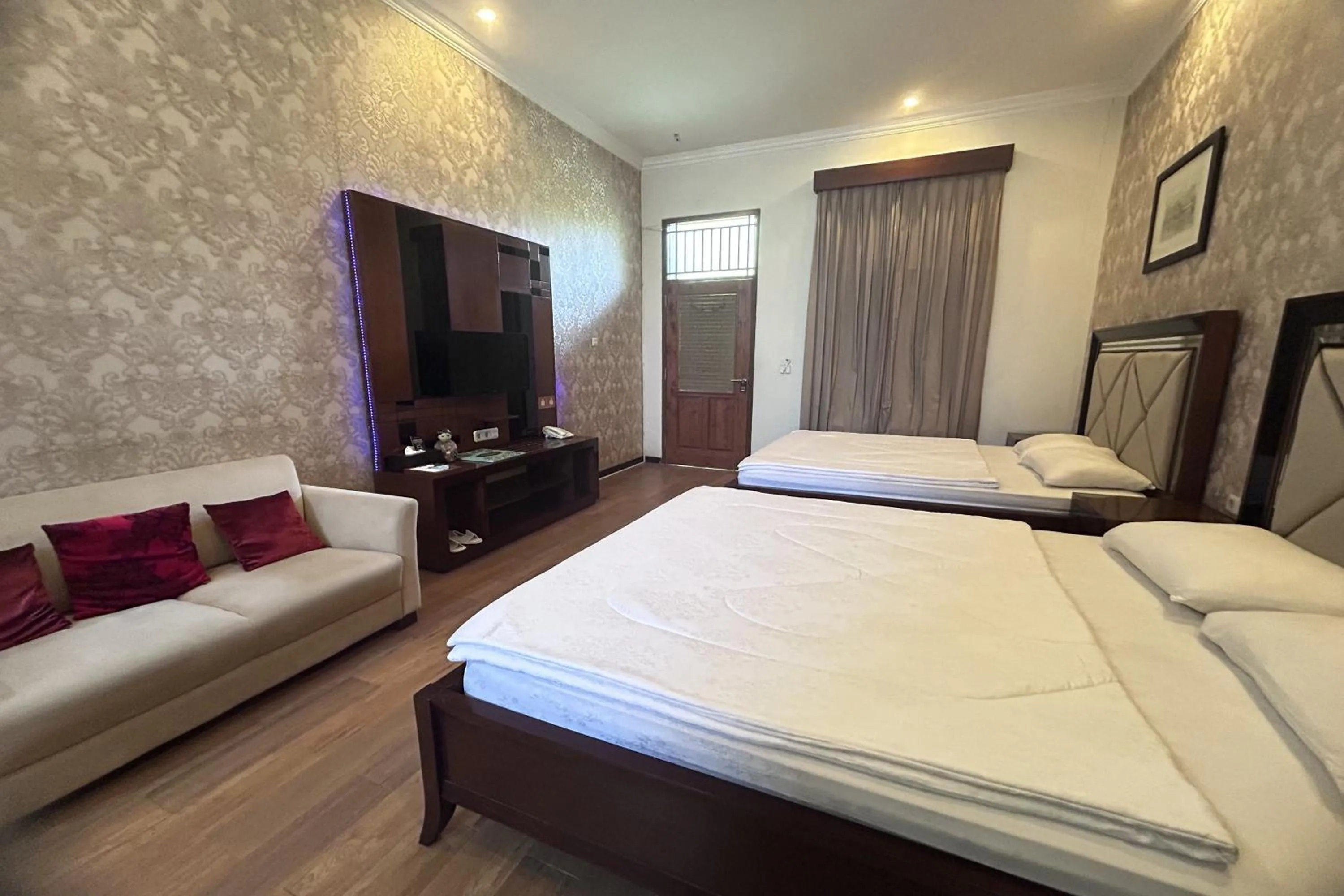 Bedroom, Bed in Niwa Canting