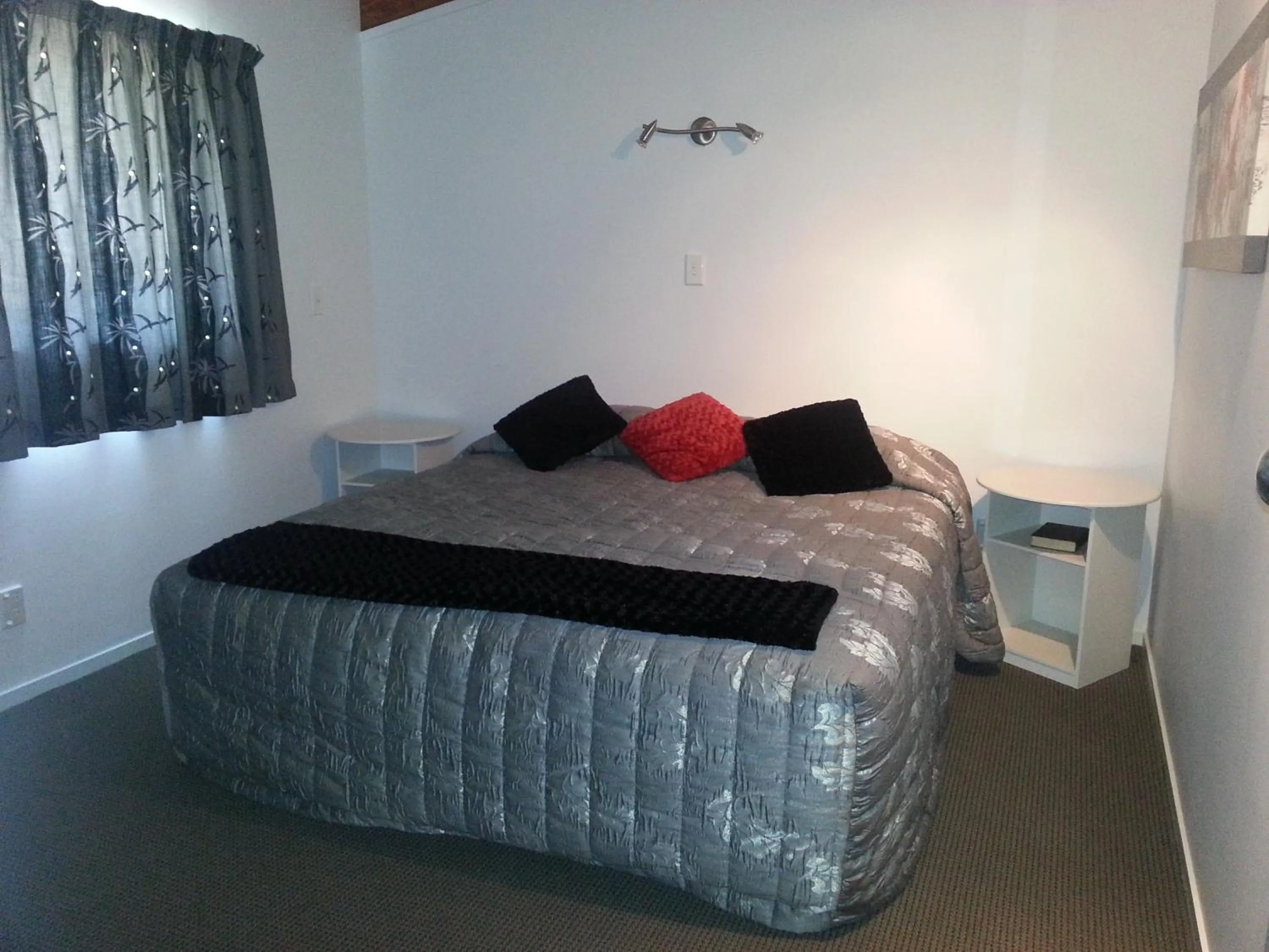 Bedroom, Bed in Palm Pacific Resort & Motel