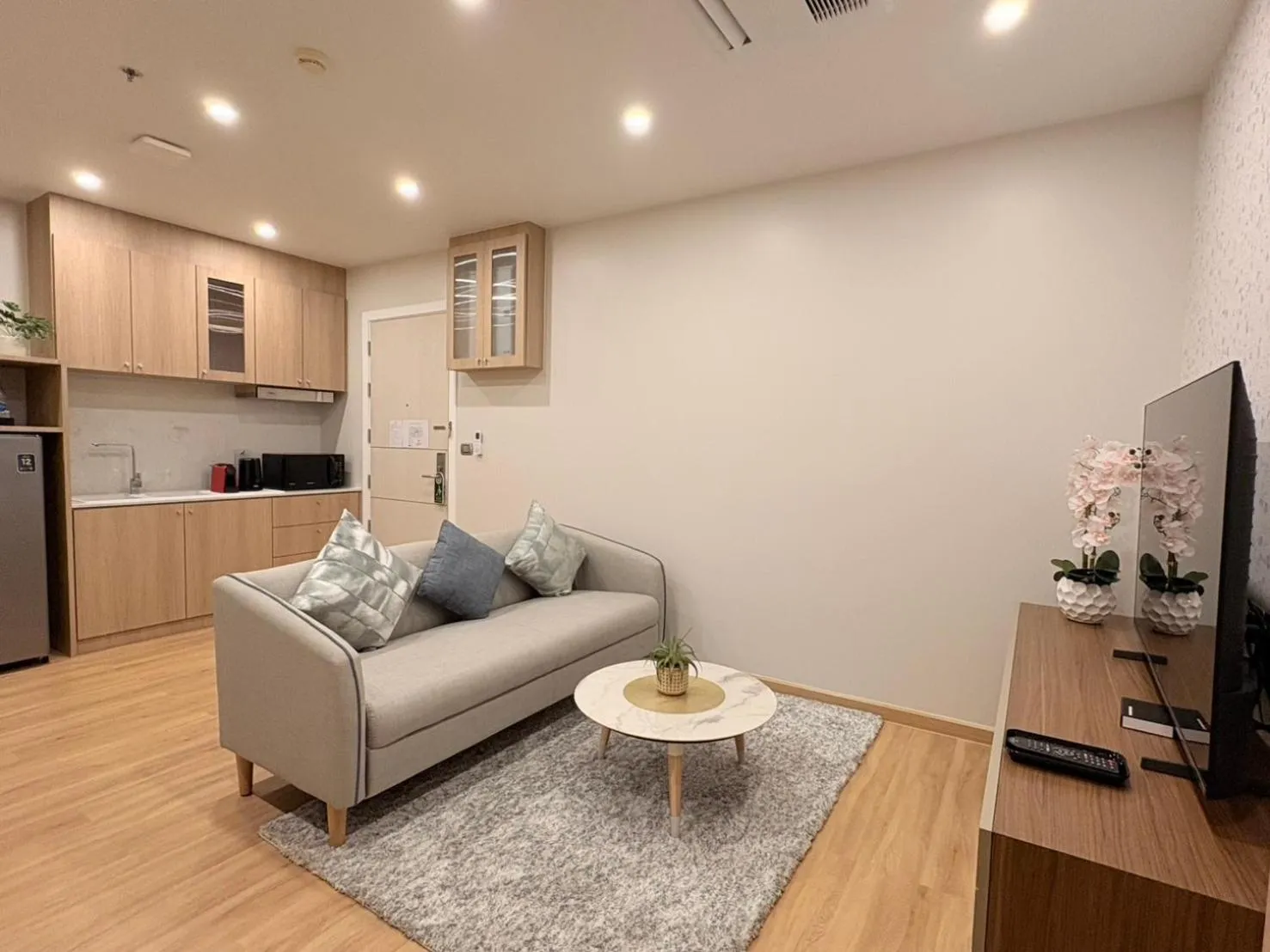 TV and multimedia in Naka-Raj Escape Hotel