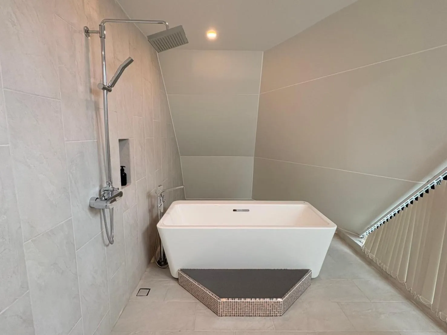 Shower in Naka-Raj Escape Hotel