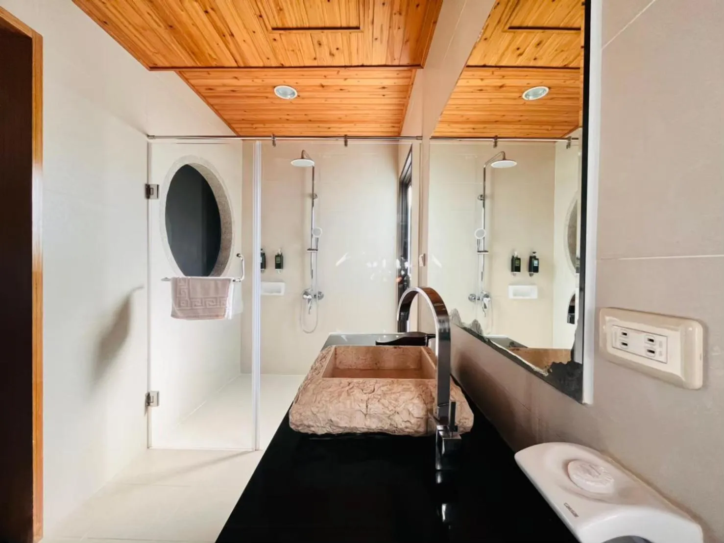 Shower in Kenting Summerland Garden Resort