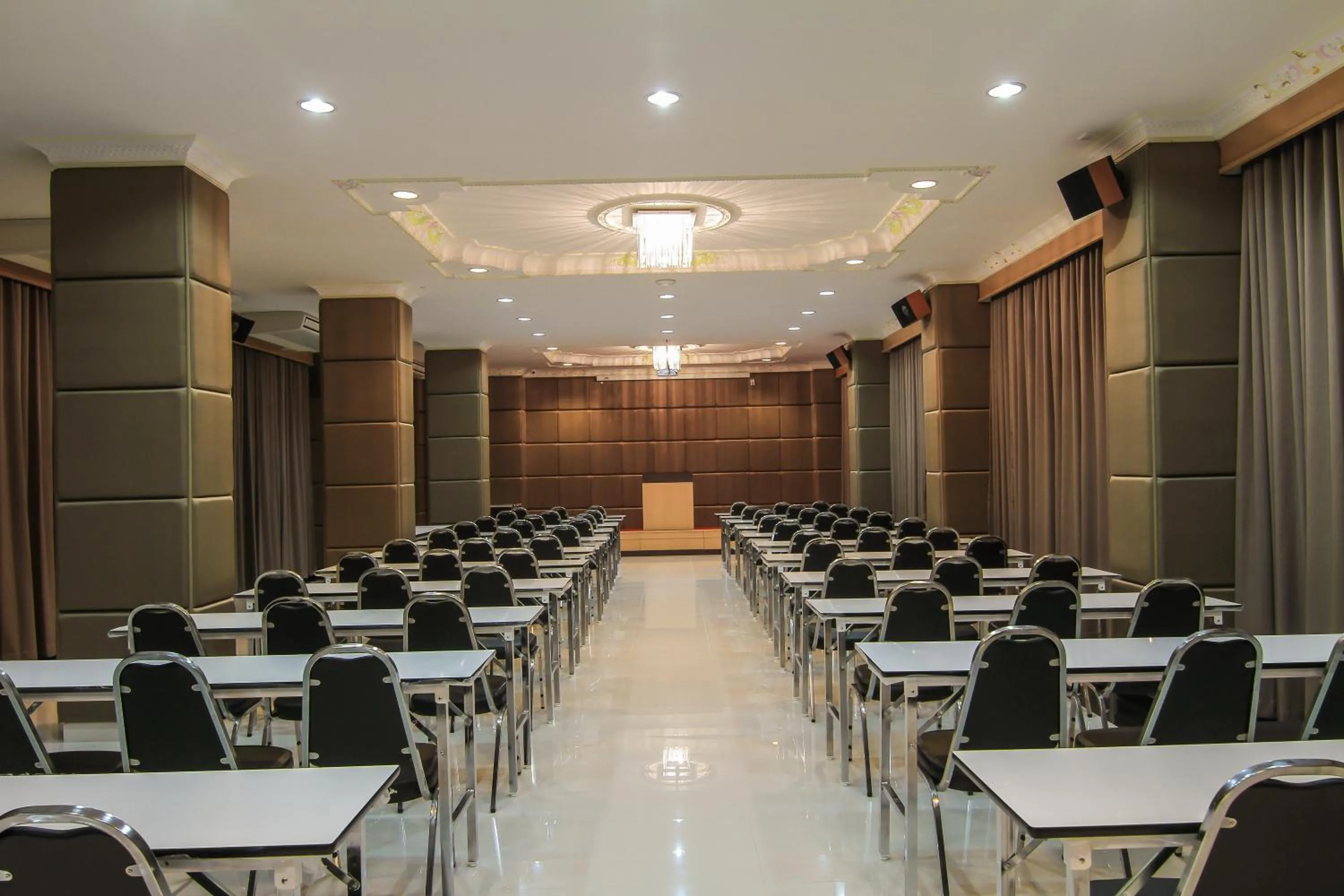 Communal lounge/ TV room in Leelawadee Grand Hotel