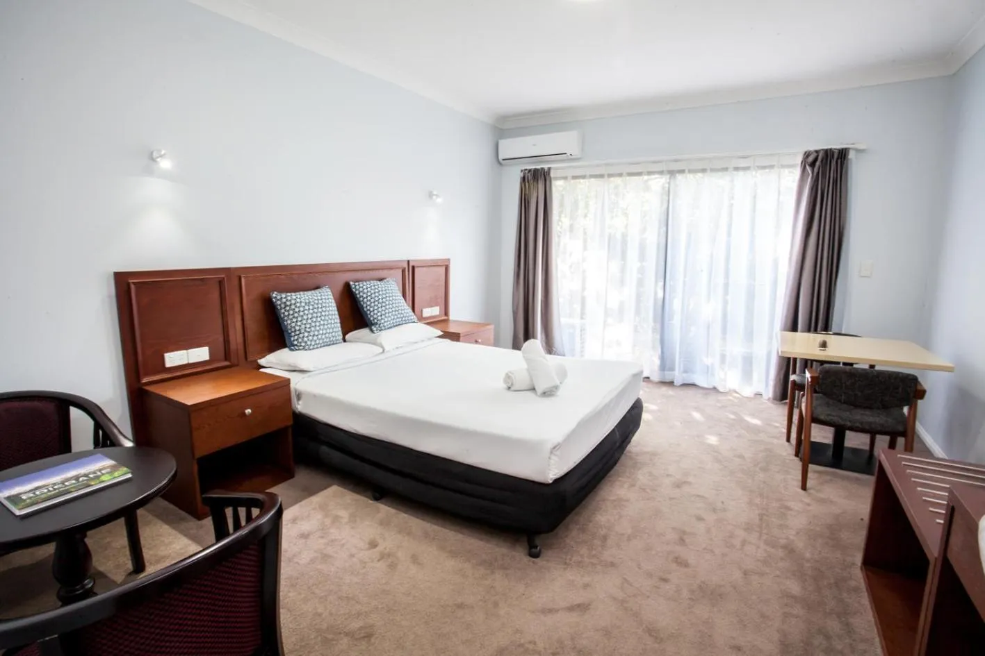 Bed in Springwood Motor Inn