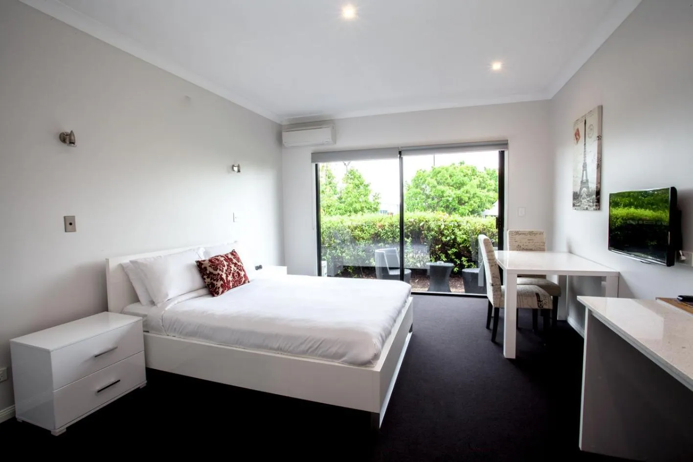 Photo of the whole room, Bed in Springwood Motor Inn