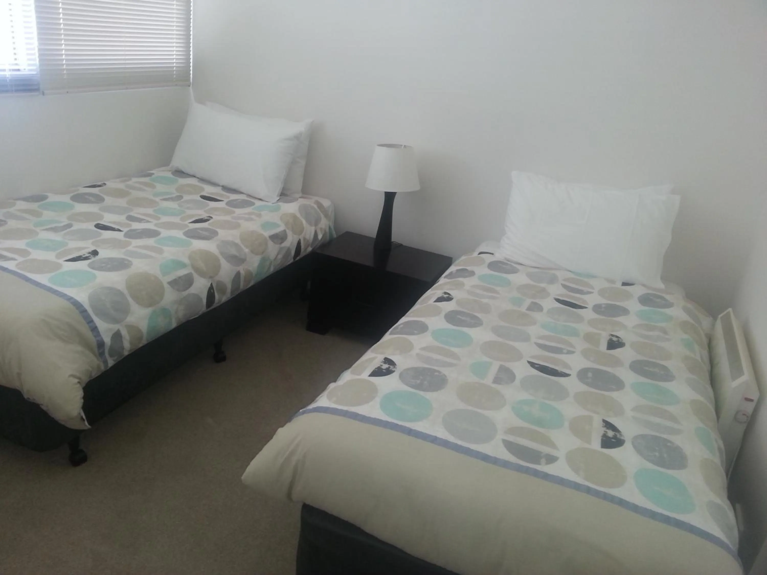 Bed in Waterfront (Yarra St) by Gold Star Stays