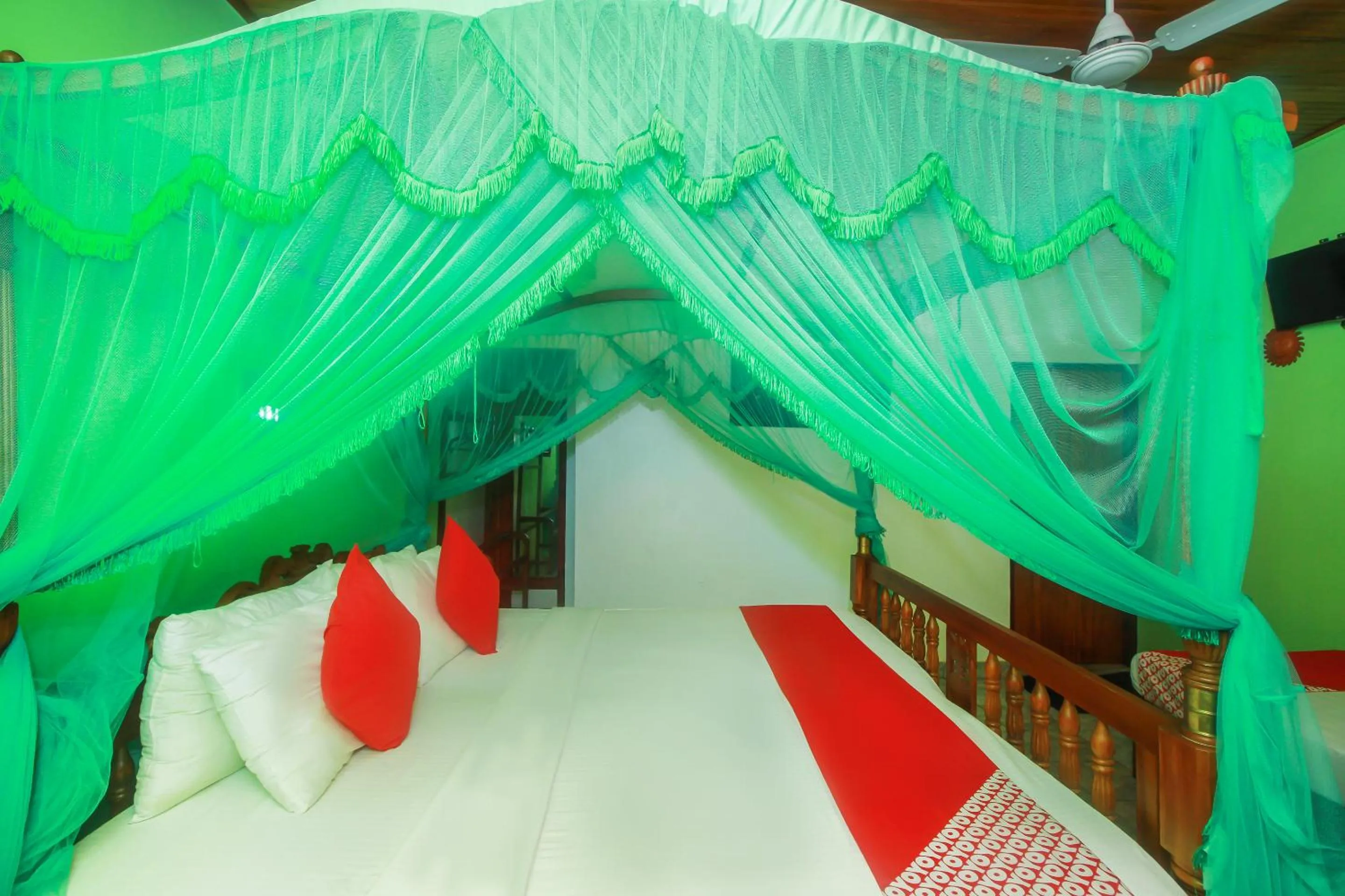 Bedroom, Bed in Happy Night Holiday Inn