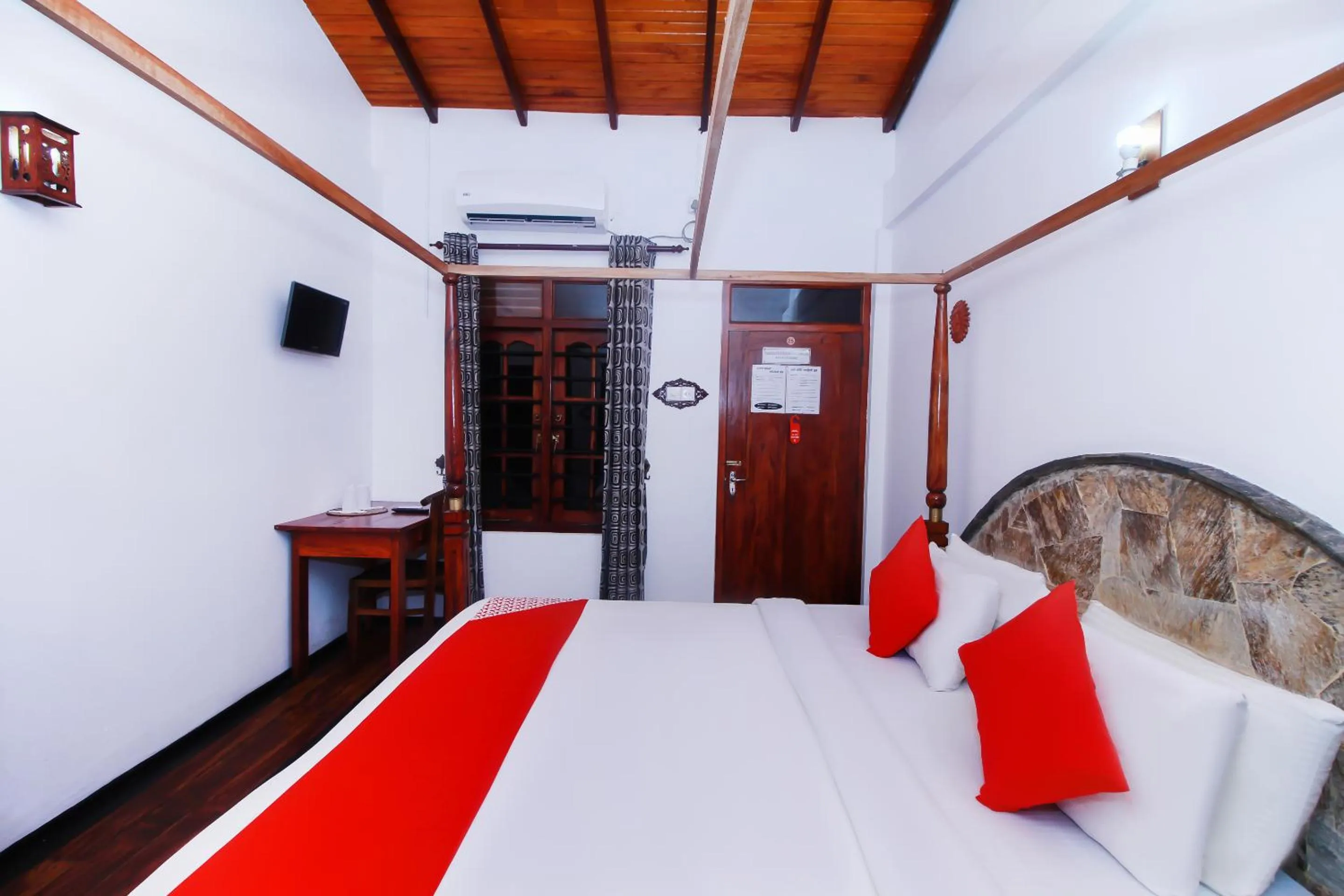 Bedroom, Bed in Happy Night Holiday Inn