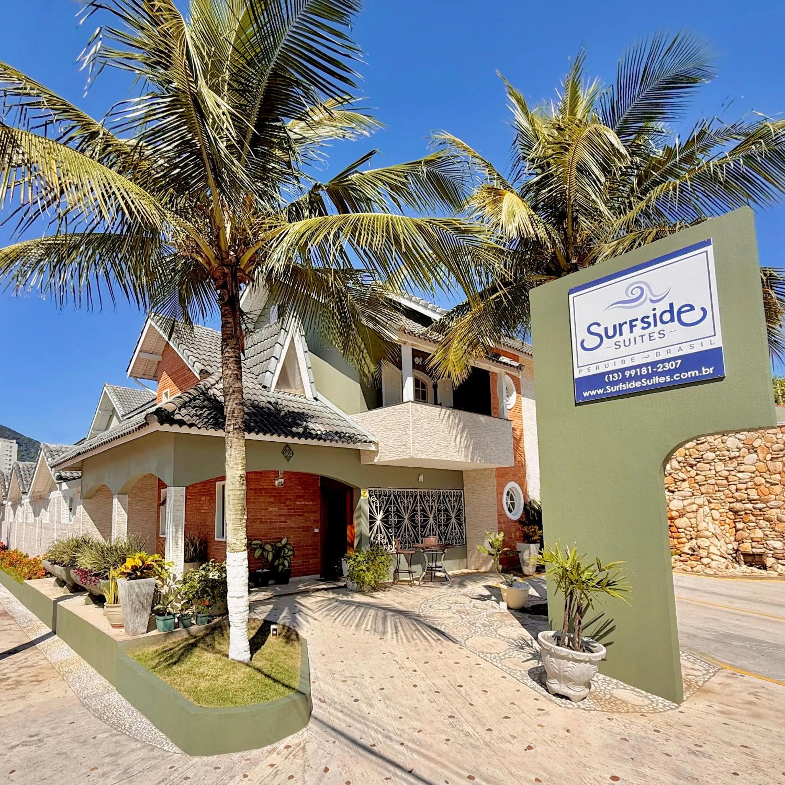 Property building in Surfside Suites