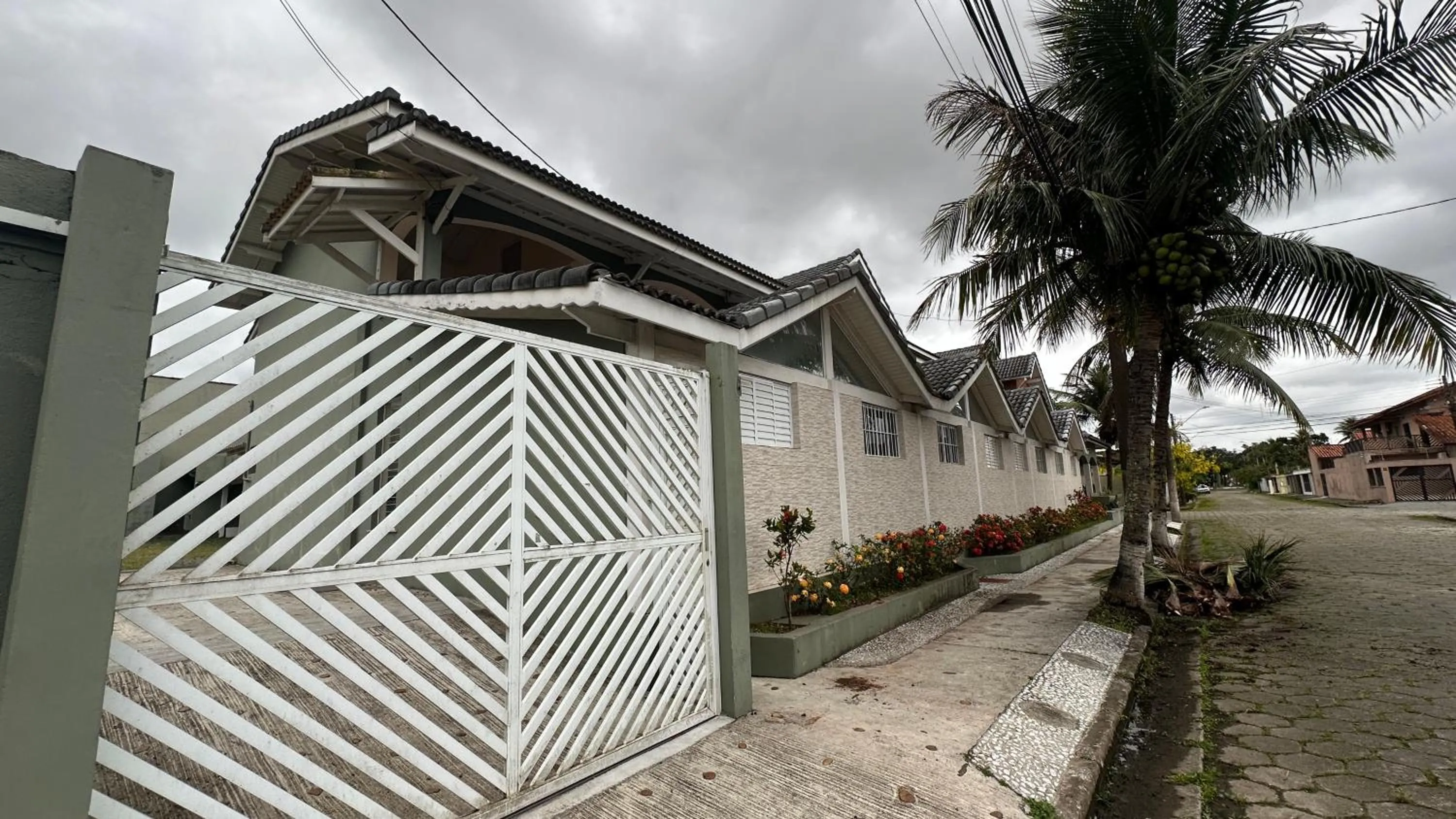 Property building in Surfside Suites