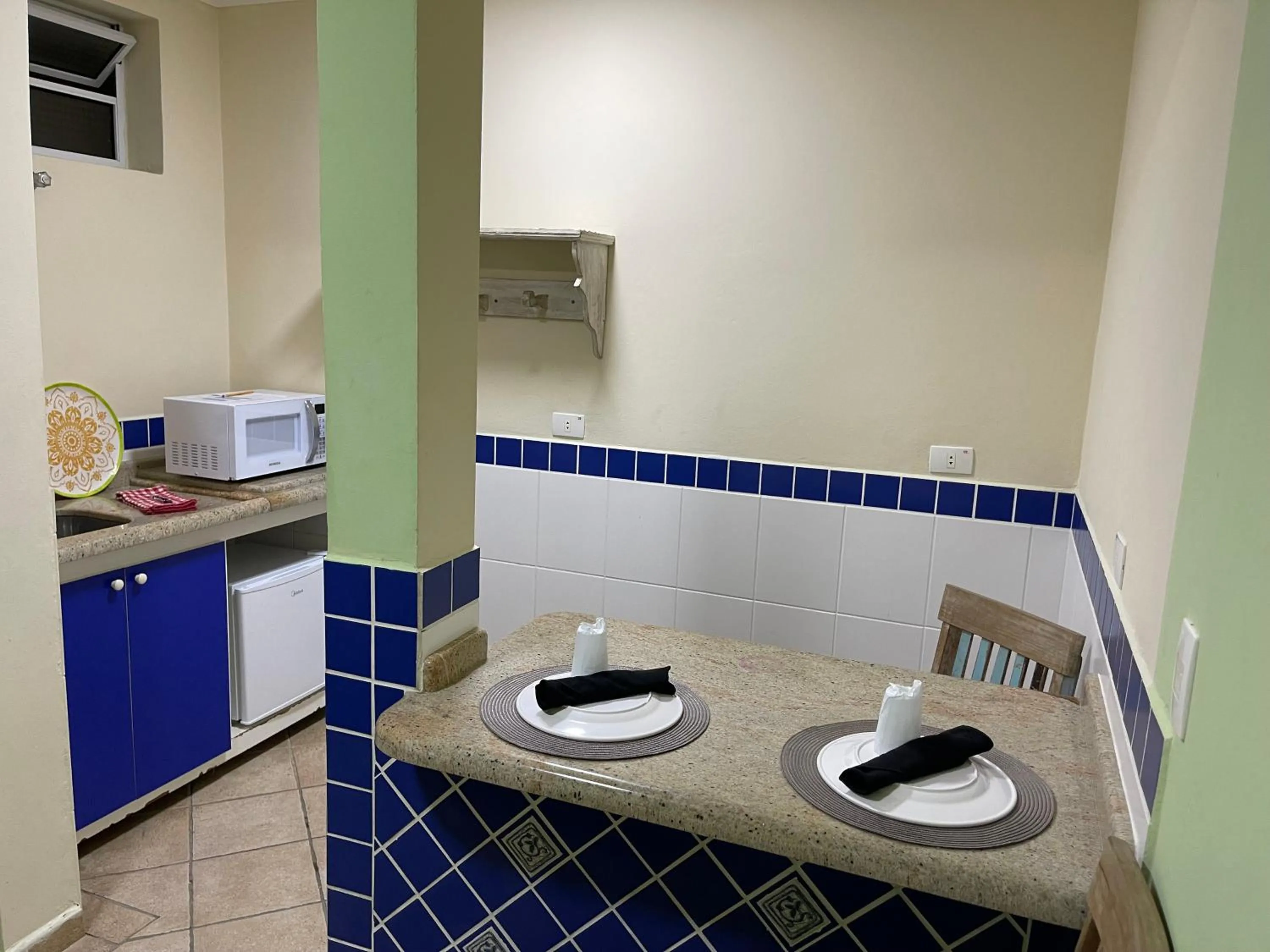 Kitchen or kitchenette in Surfside Suites